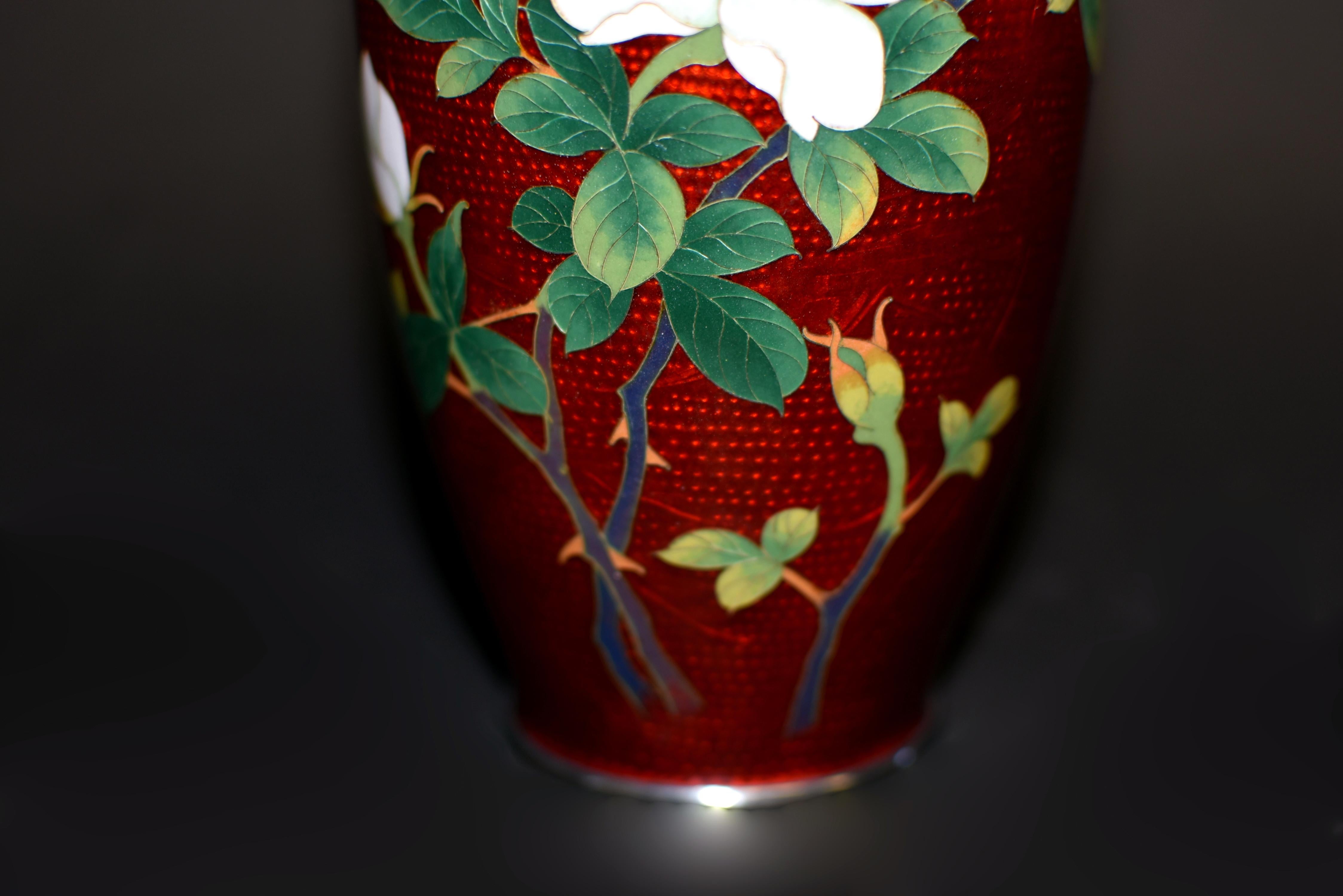 Pareja Firmado Sato Japonés Ginbari Jarrones Cloisonné Rojo Rosas Grulla en venta 4