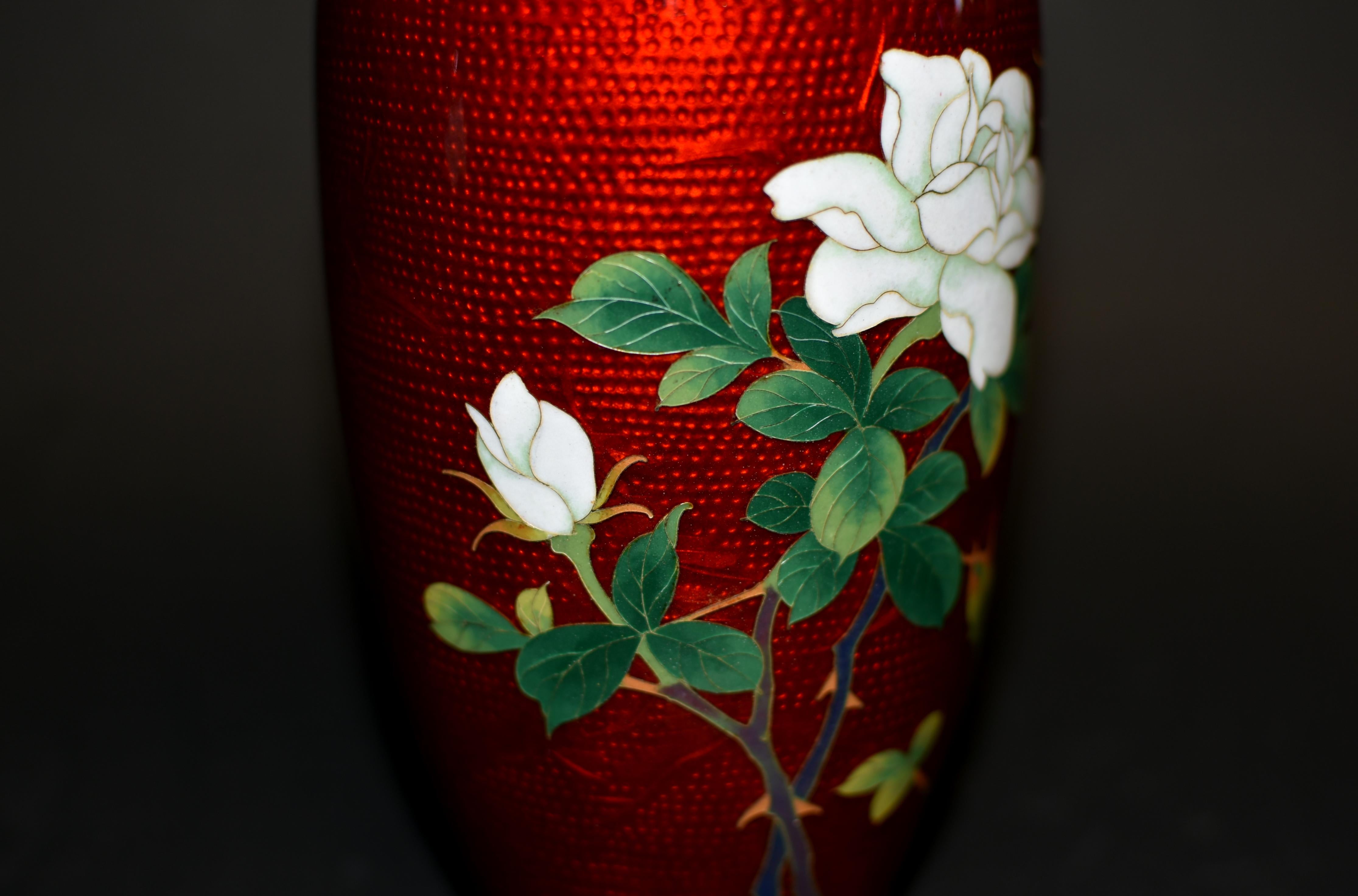 Pareja Firmado Sato Japonés Ginbari Jarrones Cloisonné Rojo Rosas Grulla en venta 5