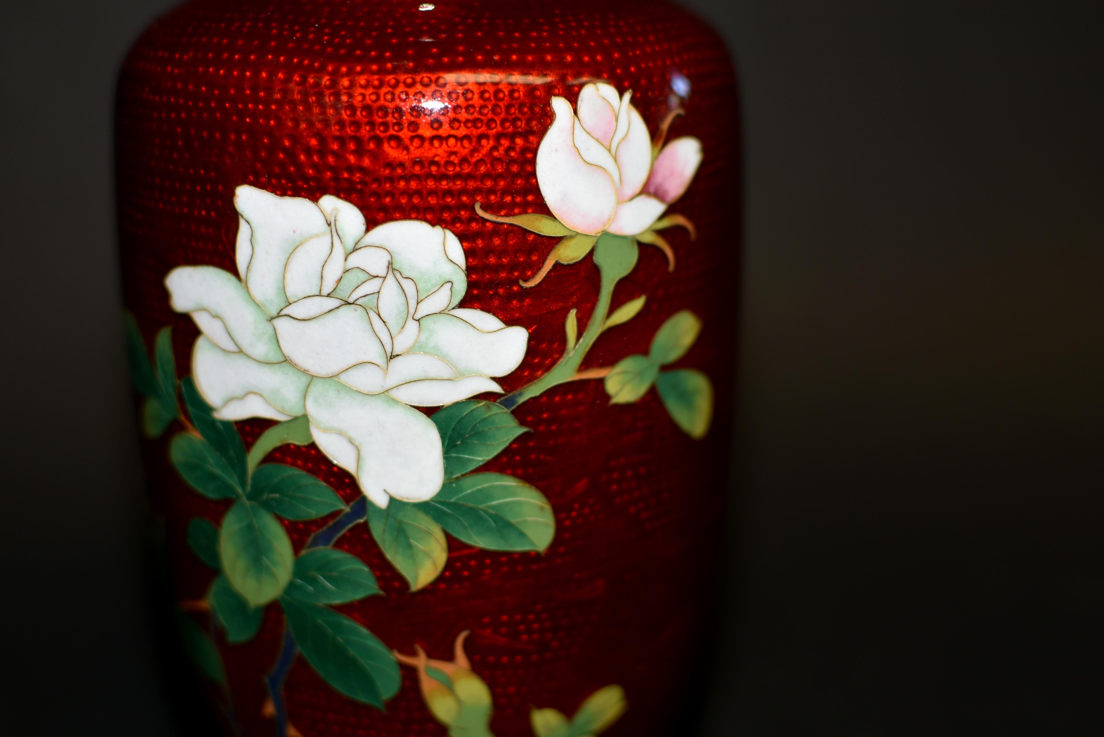 Pareja Firmado Sato Japonés Ginbari Jarrones Cloisonné Rojo Rosas Grulla en venta 6