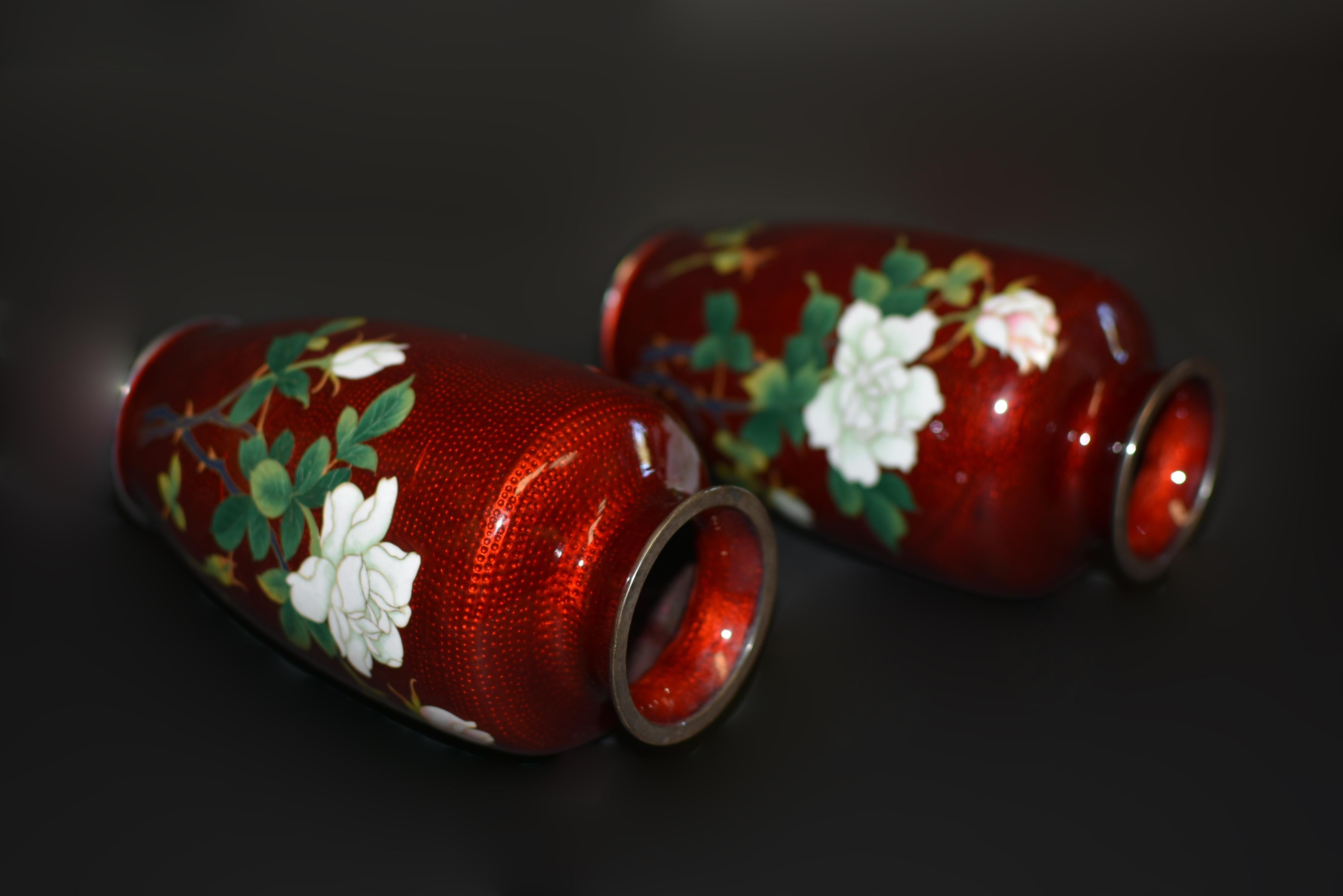 Pareja Firmado Sato Japonés Ginbari Jarrones Cloisonné Rojo Rosas Grulla en venta 9
