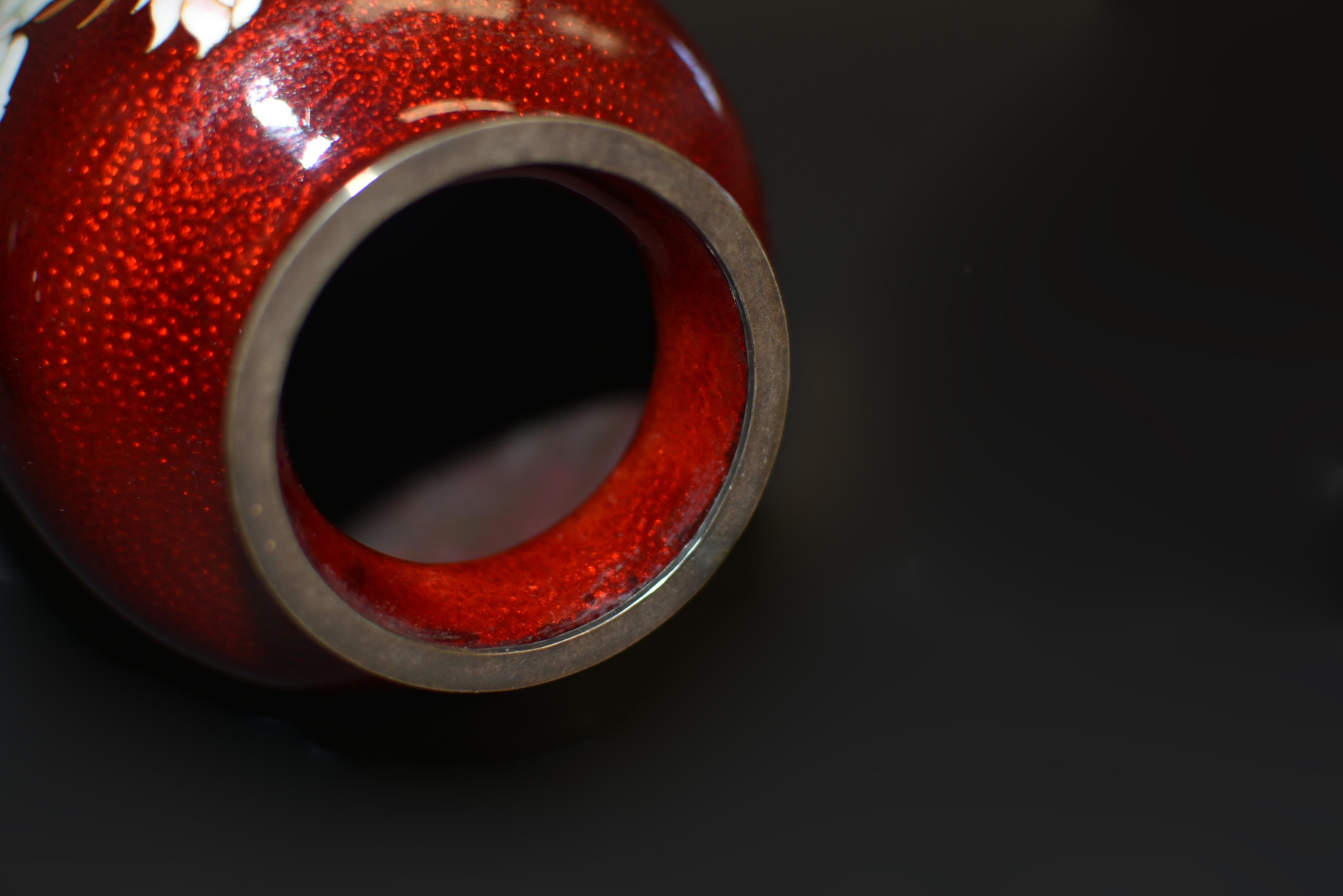 Pareja Firmado Sato Japonés Ginbari Jarrones Cloisonné Rojo Rosas Grulla en venta 11