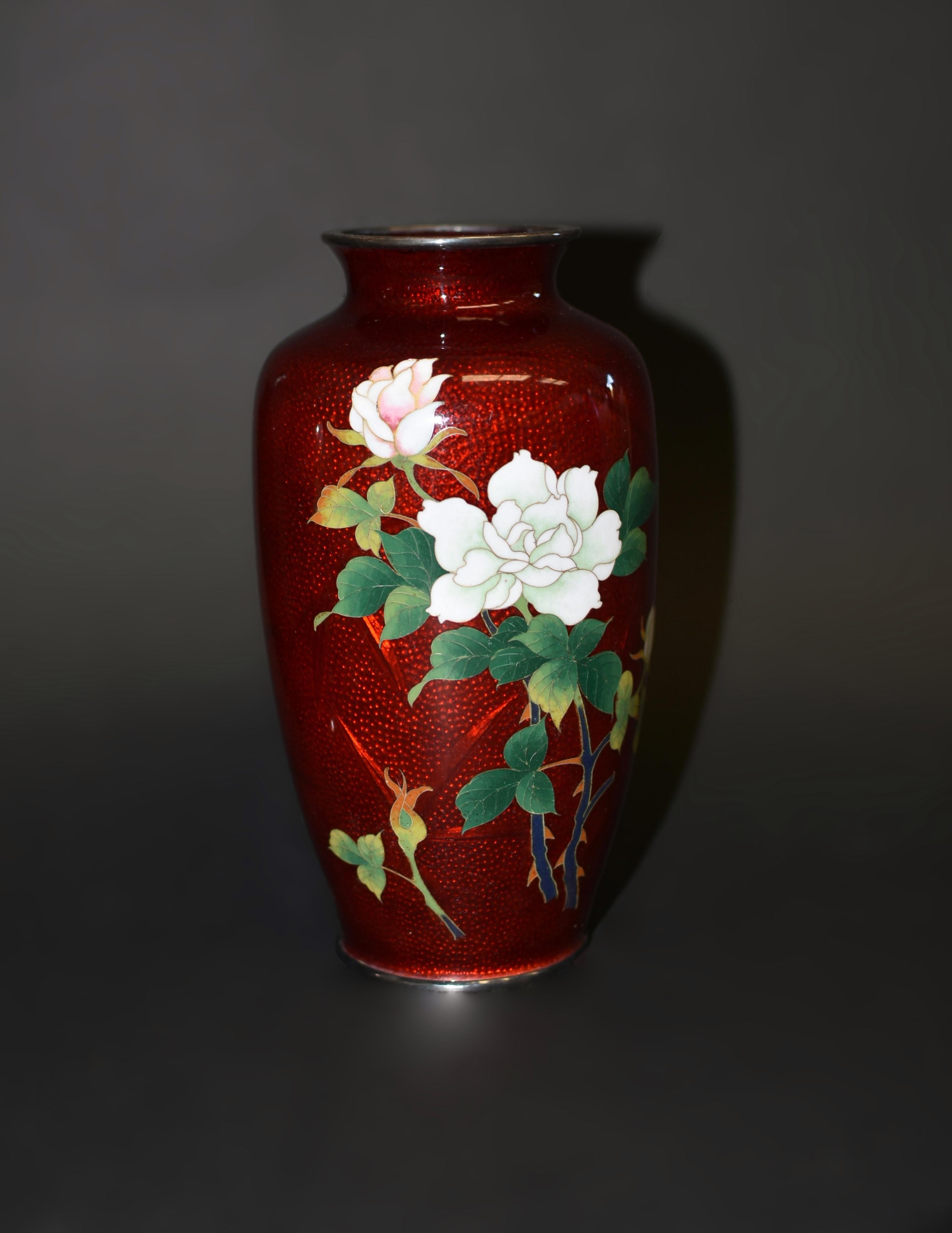 Pareja Firmado Sato Japonés Ginbari Jarrones Cloisonné Rojo Rosas Grulla Showa en venta