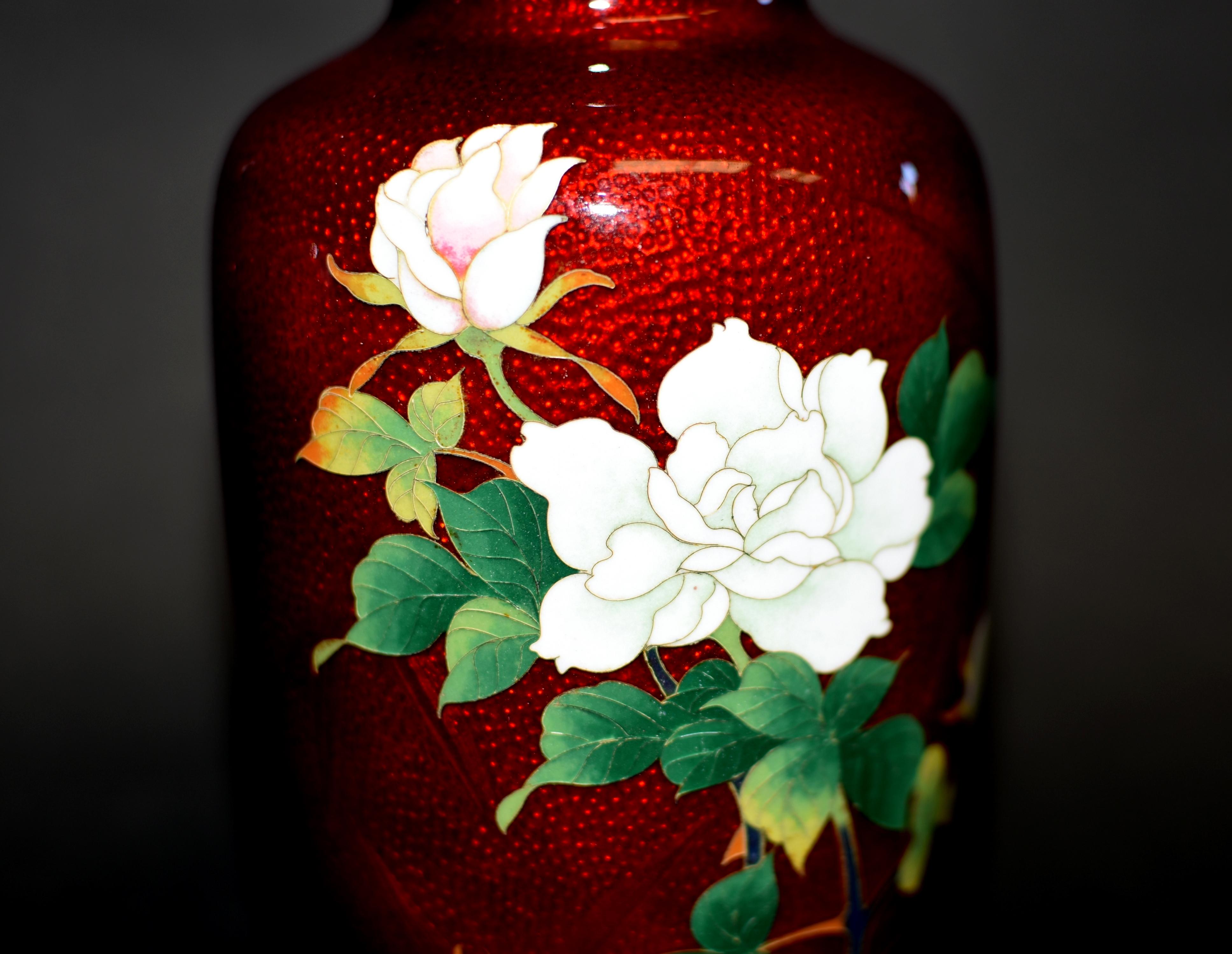 Pareja Firmado Sato Japonés Ginbari Jarrones Cloisonné Rojo Rosas Grulla en Bueno estado para la venta en Somis, CA