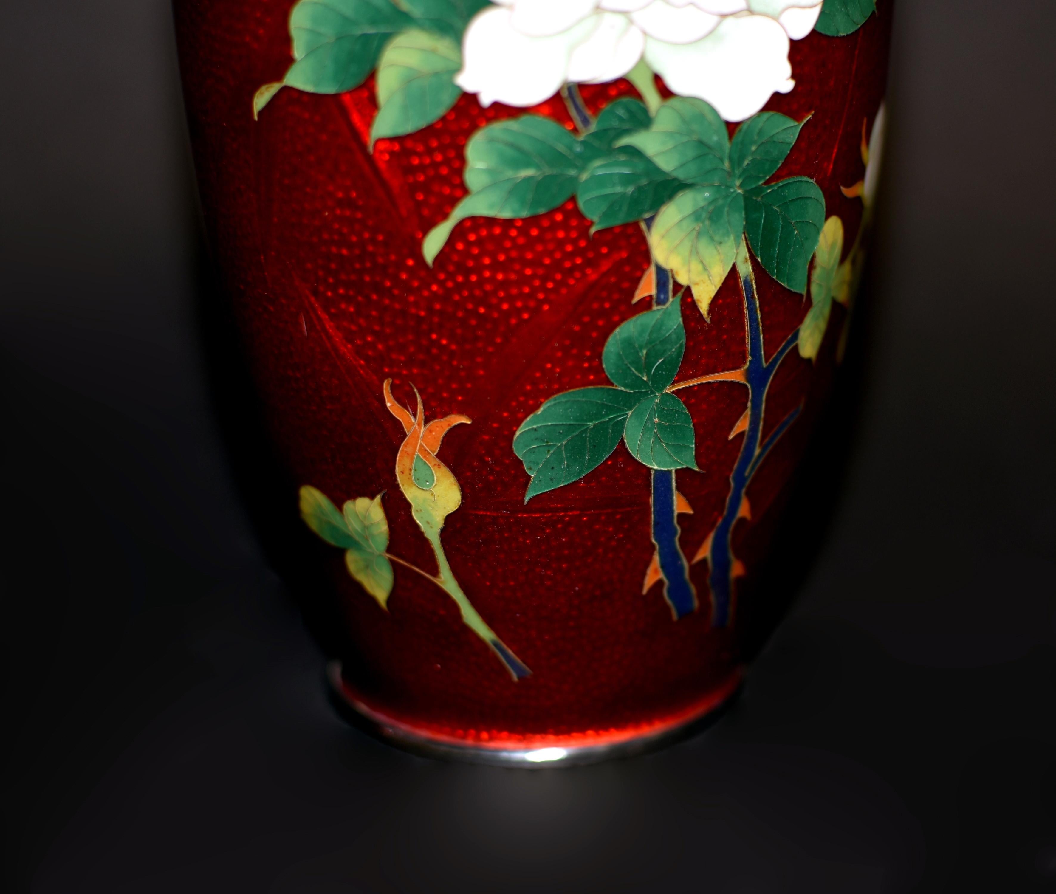 Pareja Firmado Sato Japonés Ginbari Jarrones Cloisonné Rojo Rosas Grulla siglo XX en venta