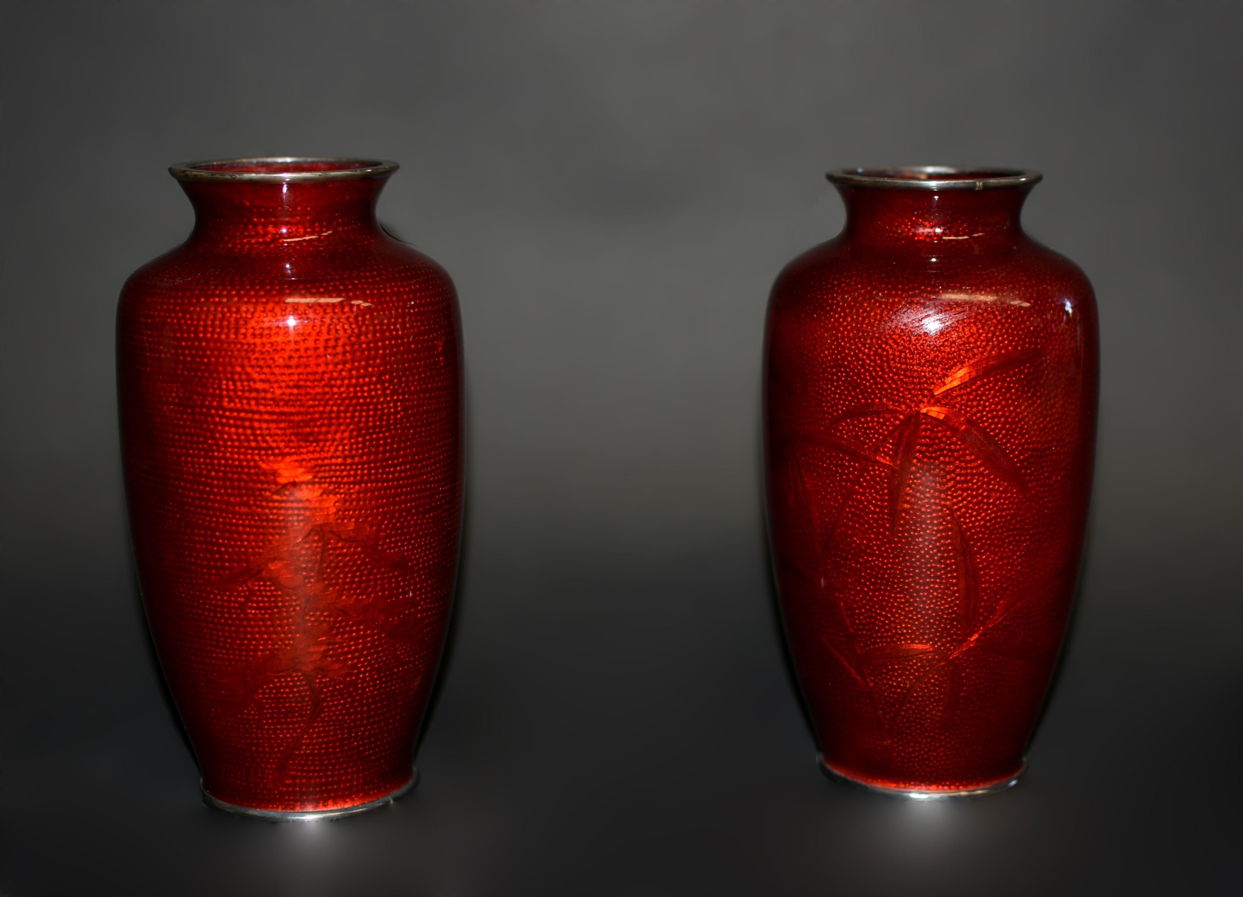 Pareja Firmado Sato Japonés Ginbari Jarrones Cloisonné Rojo Rosas Grulla Metal en venta