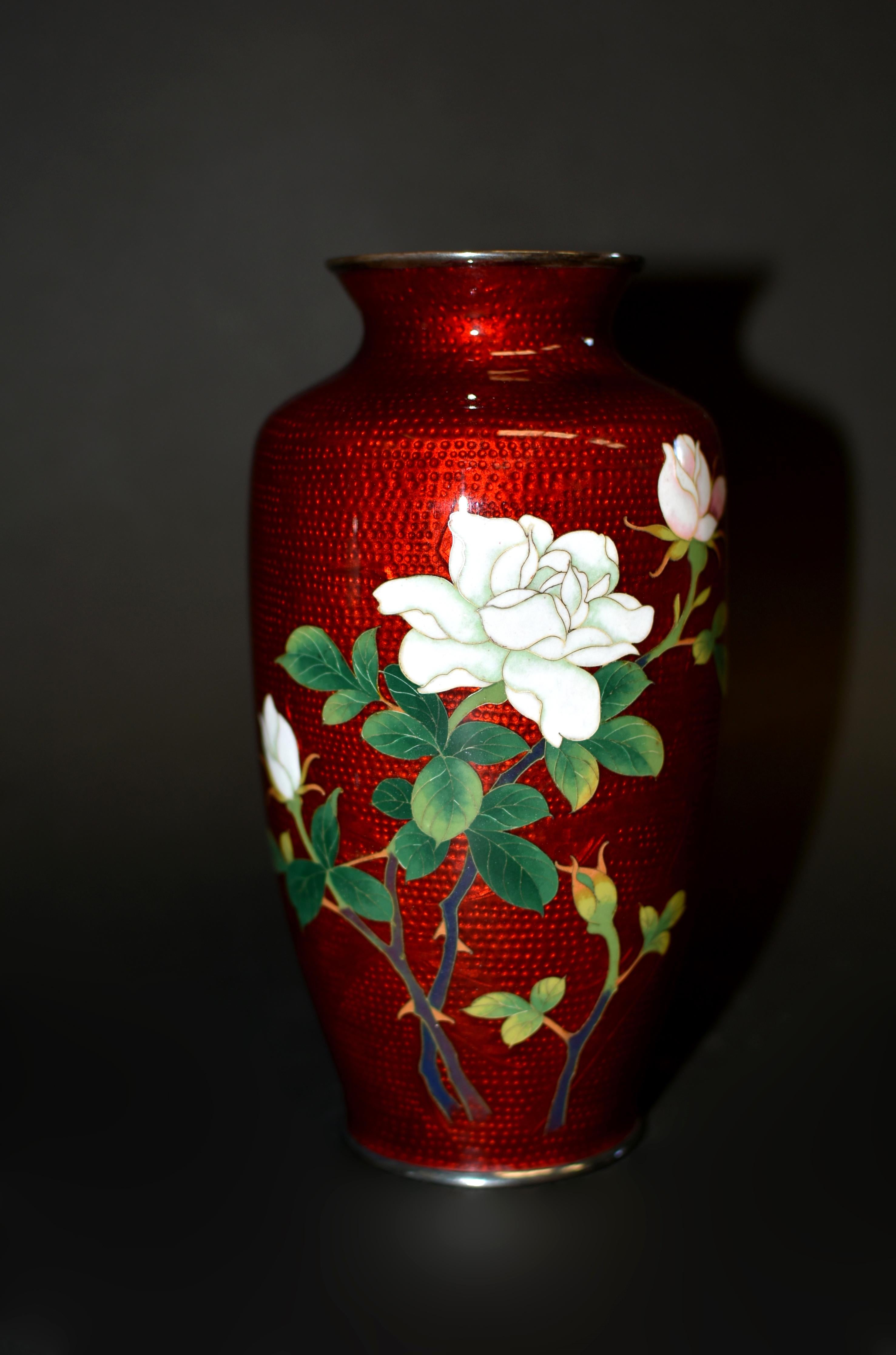 Pareja Firmado Sato Japonés Ginbari Jarrones Cloisonné Rojo Rosas Grulla en venta 2