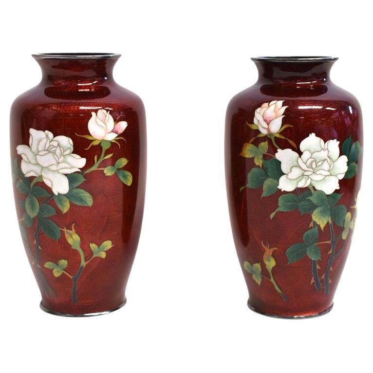 Pareja Firmado Sato Japonés Ginbari Jarrones Cloisonné Rojo Rosas Grulla en venta