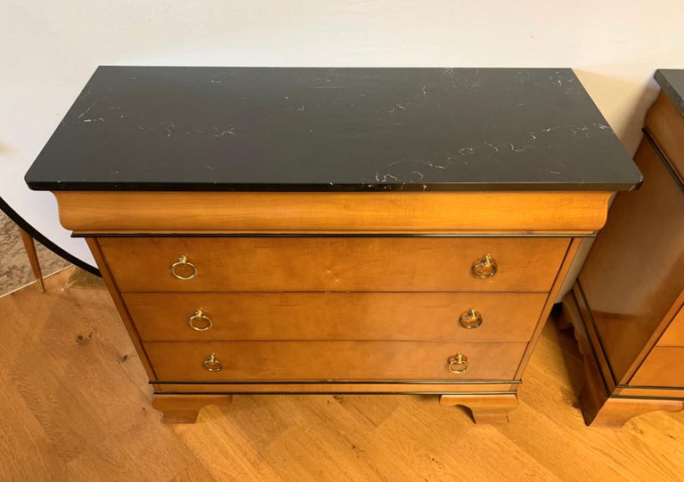 Featured image of post Marble Top Dressers And Nightstands : Designed with a dark finish and faux marble top this nightstand will be sure to impress.