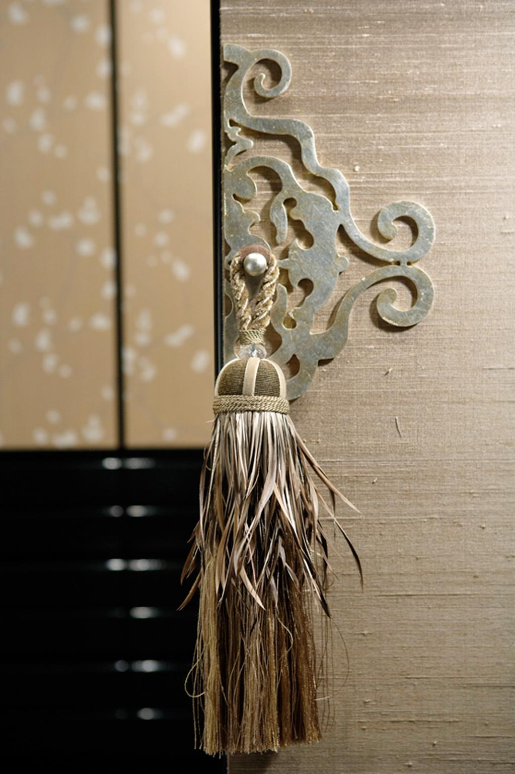 This is a pair of glamorous curtains tassels to enrich every curtains made in pure silk and faux feathers.
They have a neutral bronze tone, with bright touch of the crystal and details in copper color.