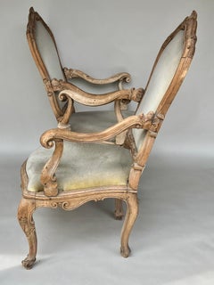 Coppia di poltrone aperte veneziane in legno sbiancato