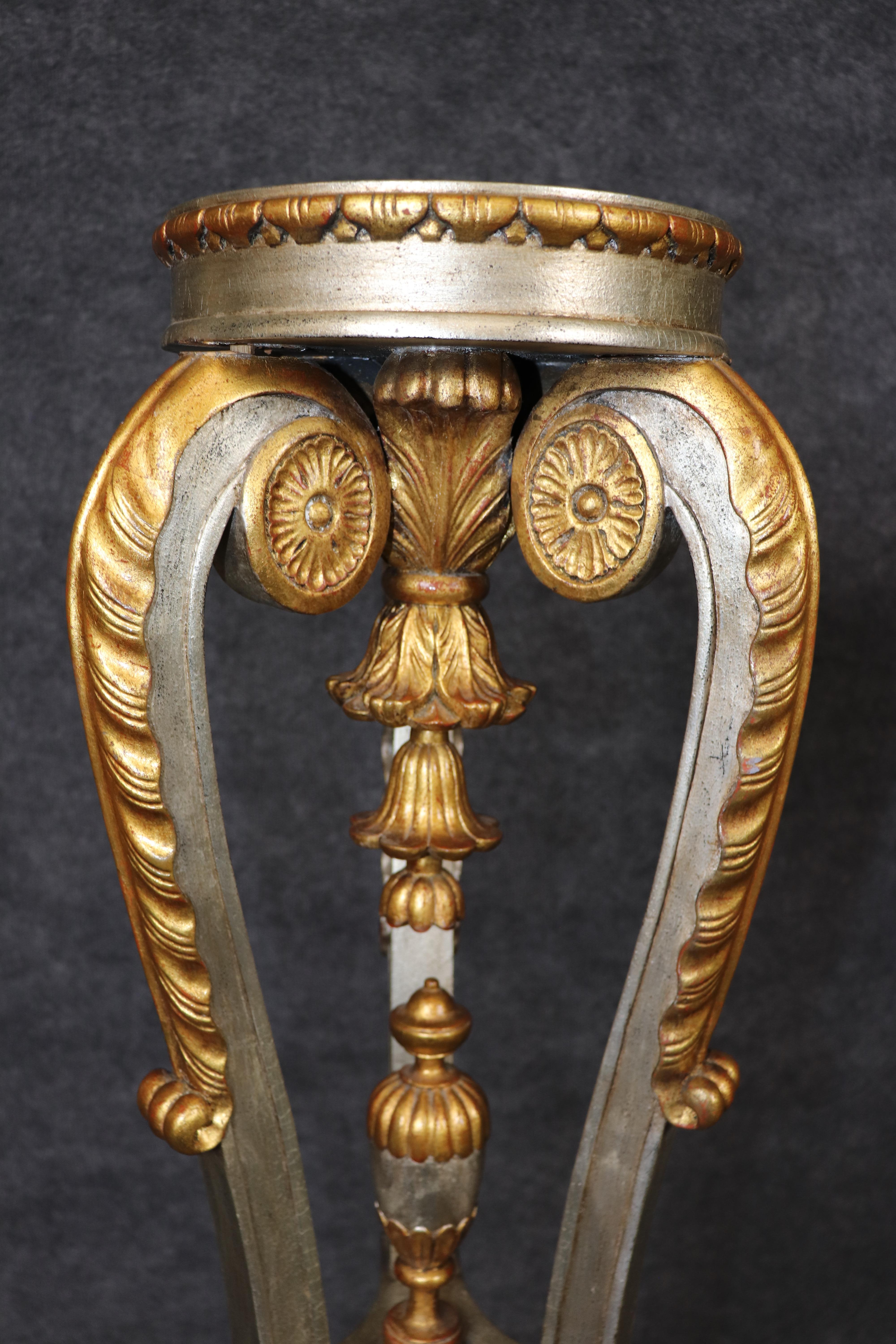Coppia di piedistalli in legno di noce intagliato in argento e foglia d'oro in stile Luigi XV francese in vendita 4