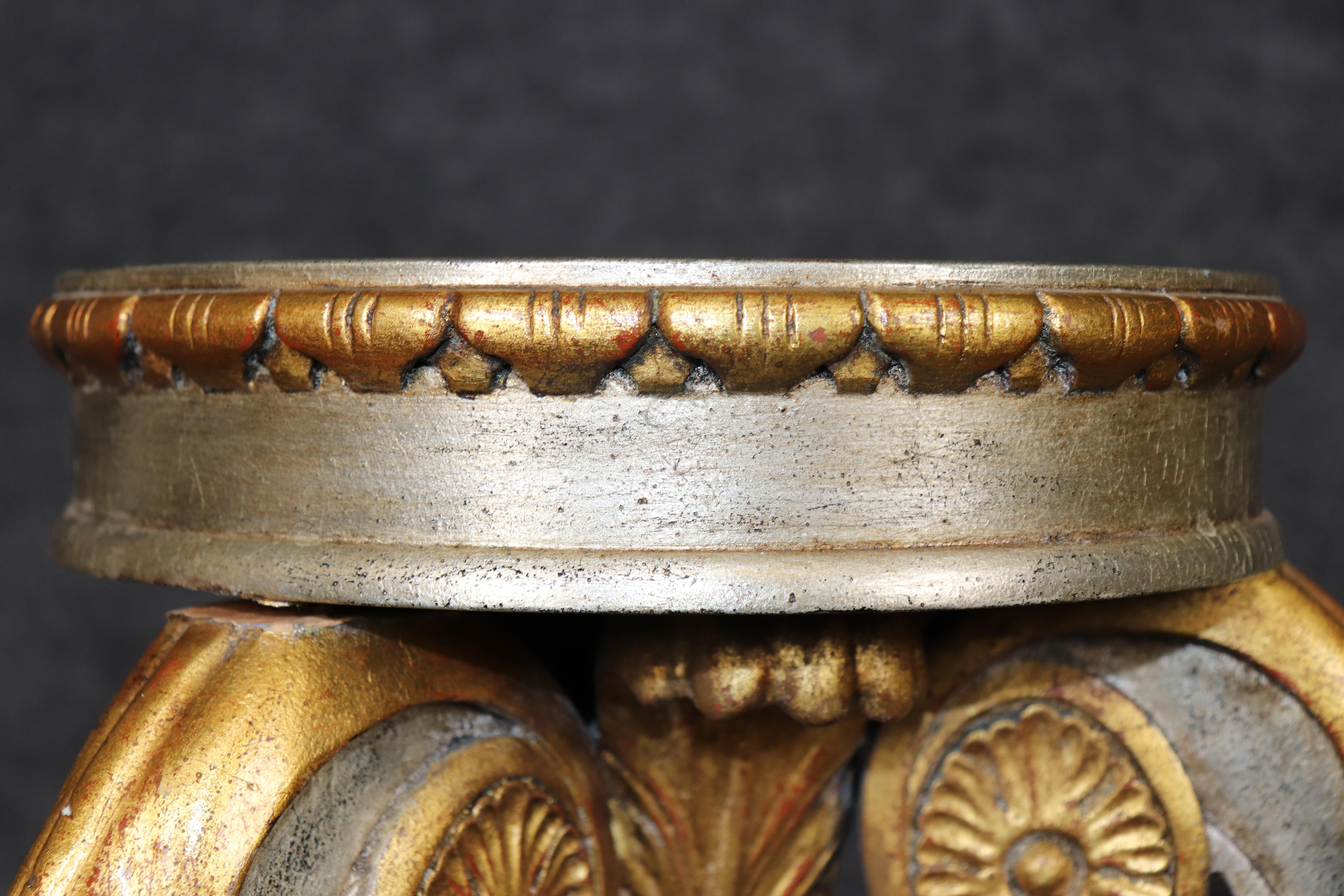Coppia di piedistalli in legno di noce intagliato in argento e foglia d'oro in stile Luigi XV francese in vendita 5