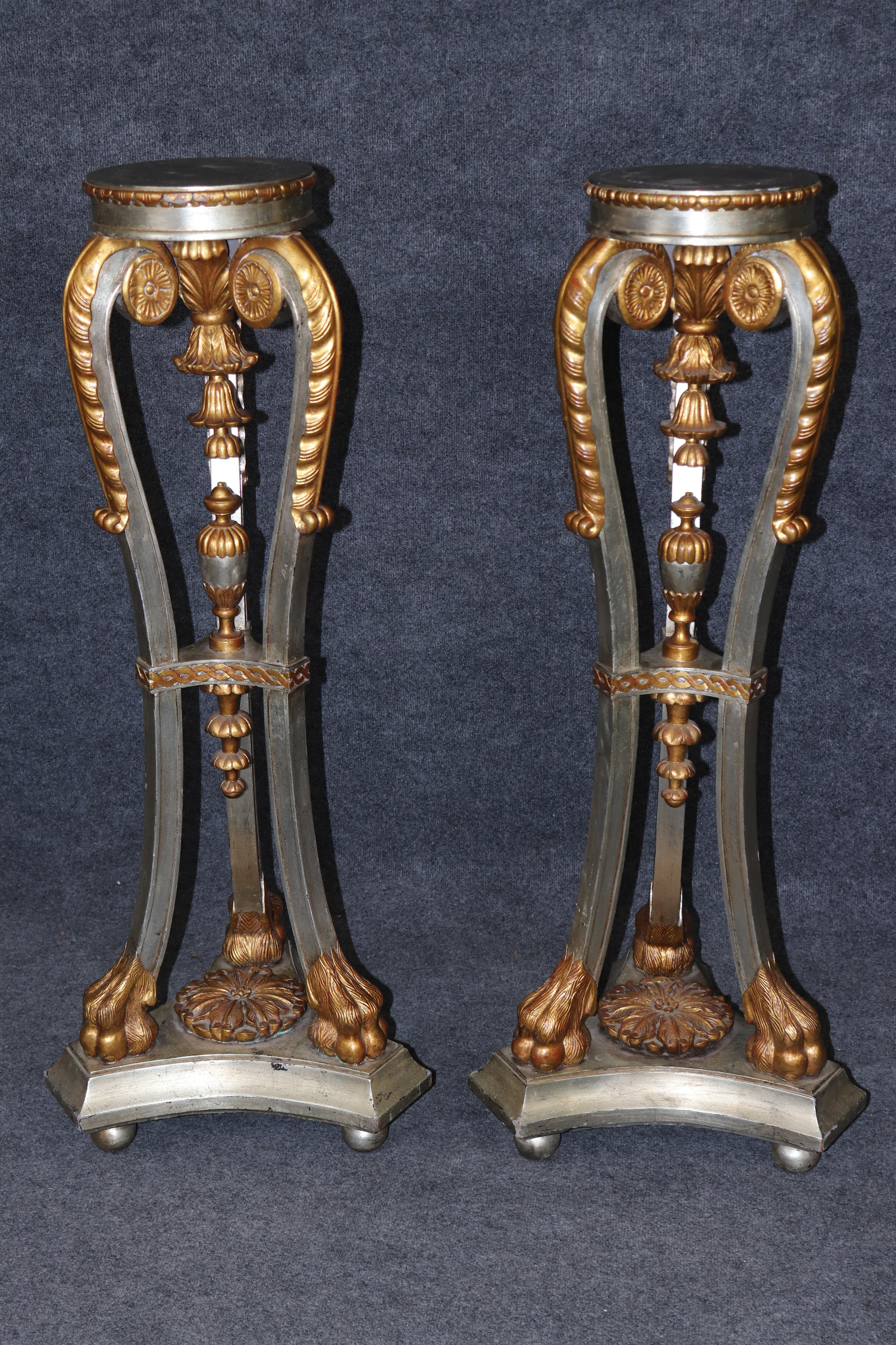 Si tratta di un'alta e magnifica coppia di piedistalli o supporti per piante. I supporti sono in noce intagliato e hanno un design molto grandioso. I dettagli in argento e foglia d'oro sono luminosi e brillanti. Sono in buone condizioni, con lievi