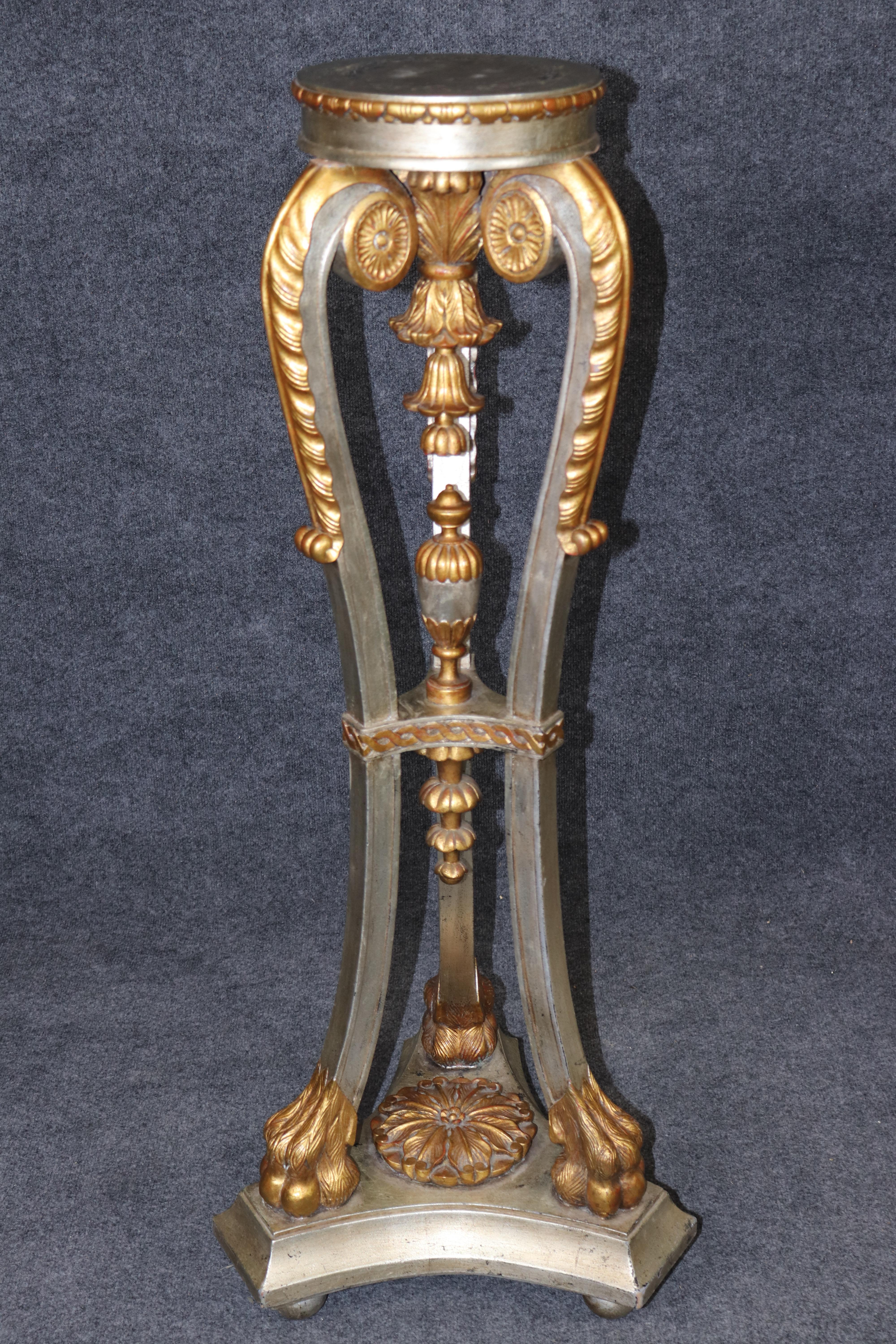 Francese Coppia di piedistalli in legno di noce intagliato in argento e foglia d'oro in stile Luigi XV francese in vendita
