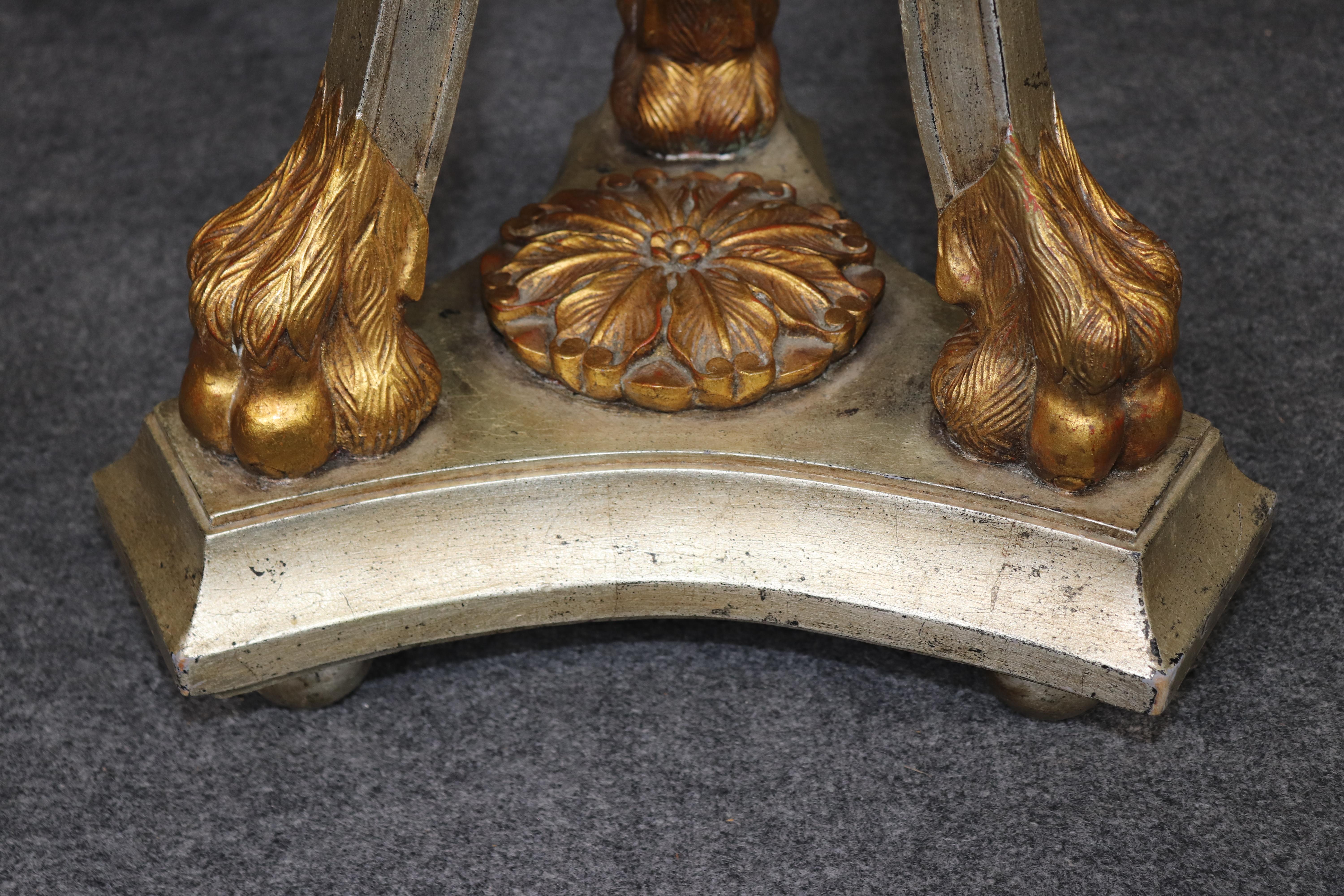 Noce Coppia di piedistalli in legno di noce intagliato in argento e foglia d'oro in stile Luigi XV francese in vendita