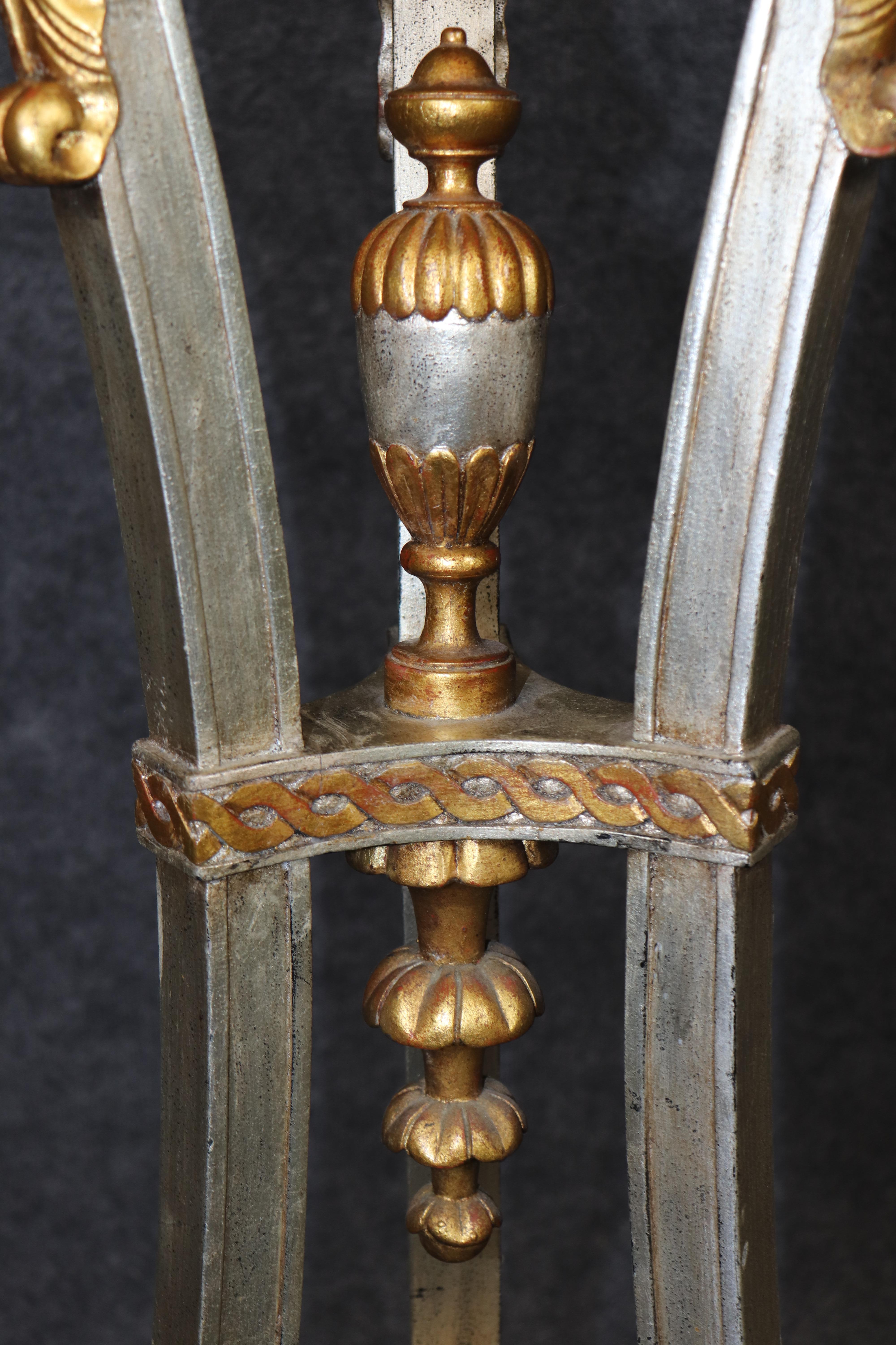 Coppia di piedistalli in legno di noce intagliato in argento e foglia d'oro in stile Luigi XV francese in vendita 3
