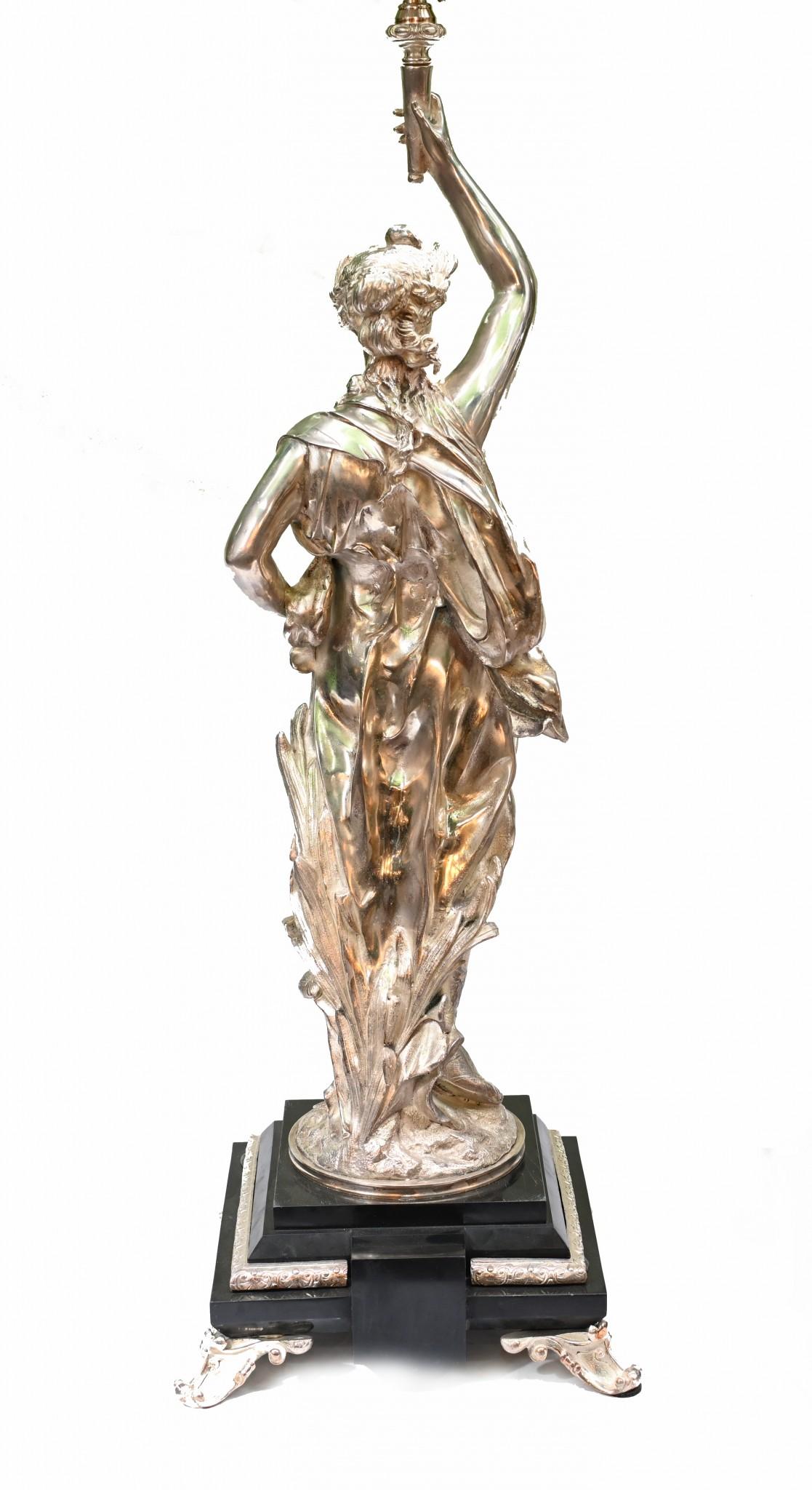 Paar Silber-Bronze-Kandelaber von Gregoire-Figuren (Ende des 20. Jahrhunderts) im Angebot