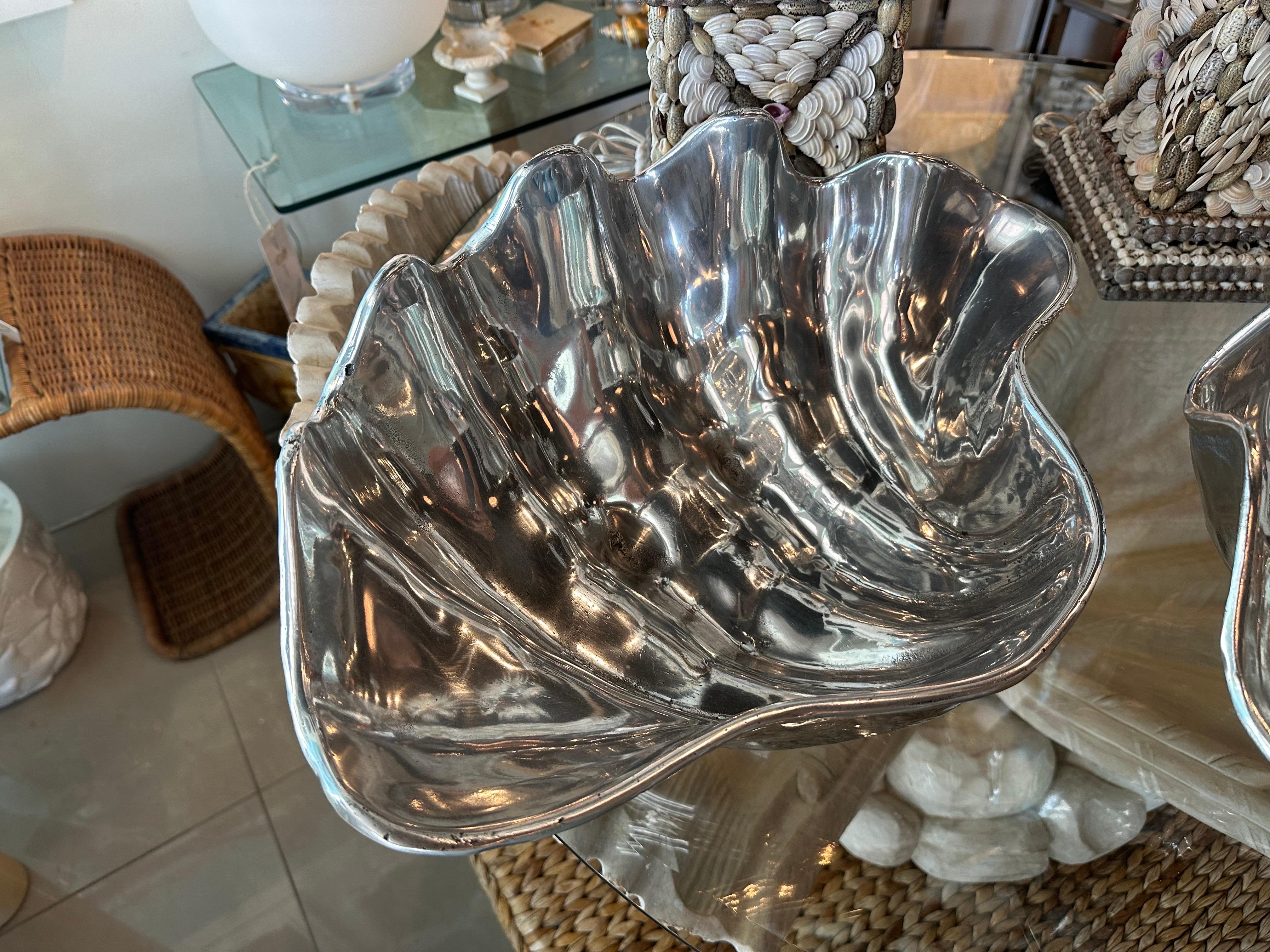 Américain  Paire de bols à plantes en métal argenté festonné en forme de coquille de palourde de style Arthur Court en vente