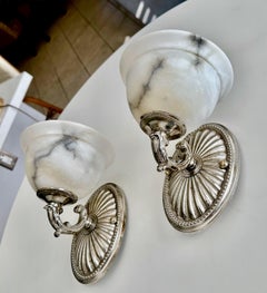 Coppia di lampade da parete in nichel argentato e alabastro
