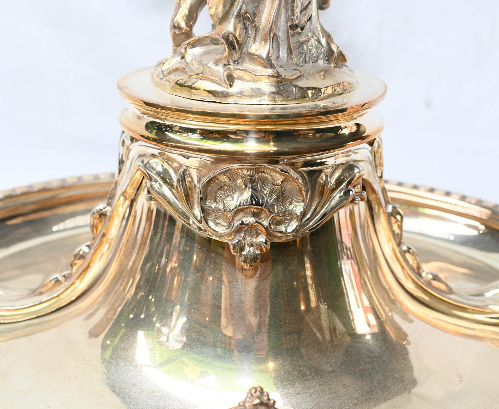 Sie sehen hier ein exquisites Paar Christofle Silberbesteck mit Putten
Perfekt links und rechts mit wunderschöner Patina auf der Silberplatte
Beide gestempelt 'Christofle' - siehe Nahaufnahme
Auch Herstellerzeichen / Marke auf der Unterseite mit
