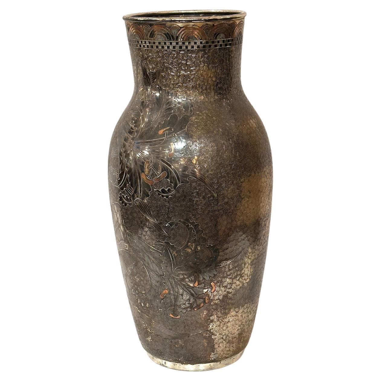 Début du 20ème siècle Paire de vases gravés en métal argenté transformés en lampes en vente