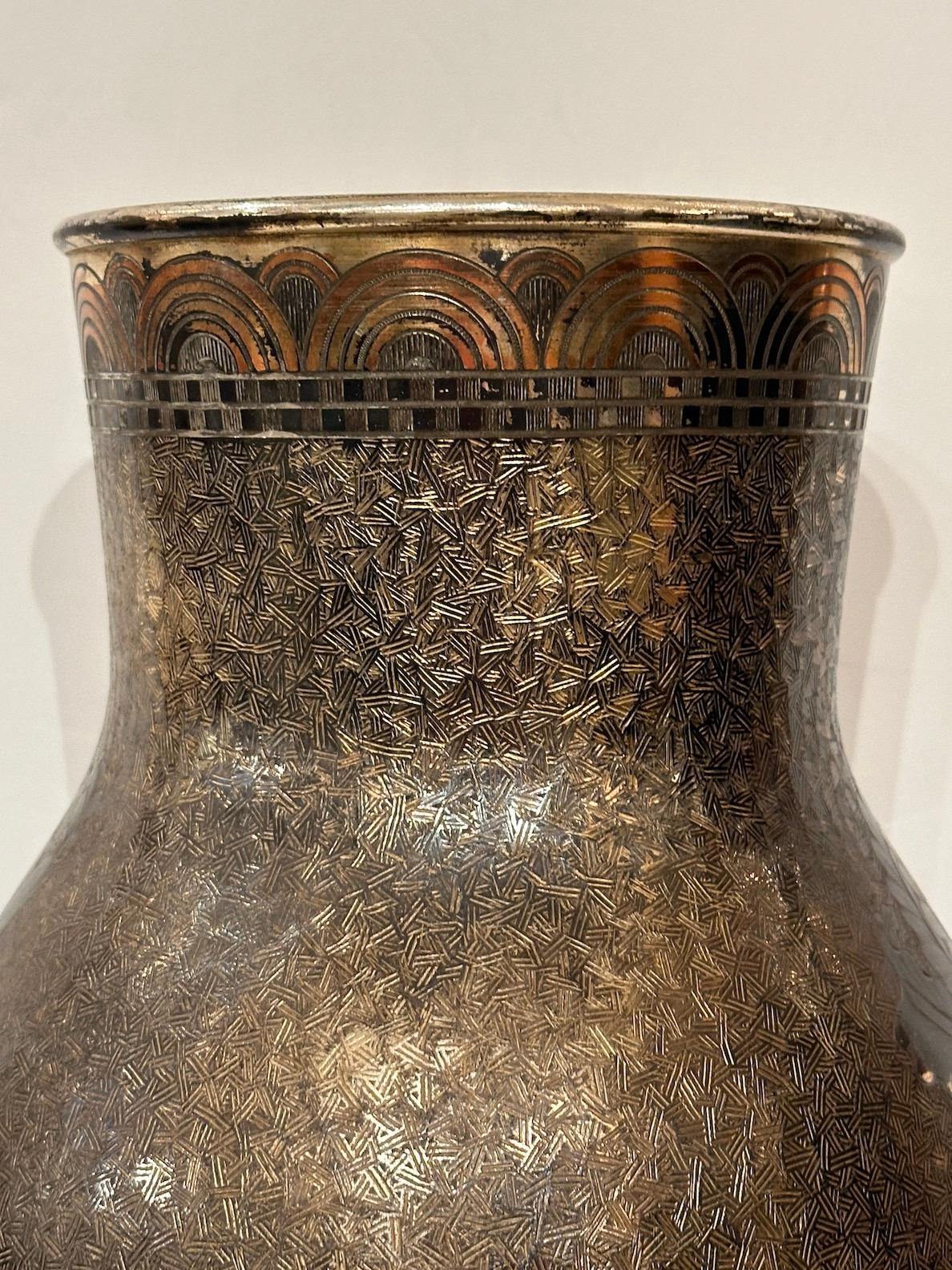 Paire de vases gravés en métal argenté transformés en lampes en vente 1