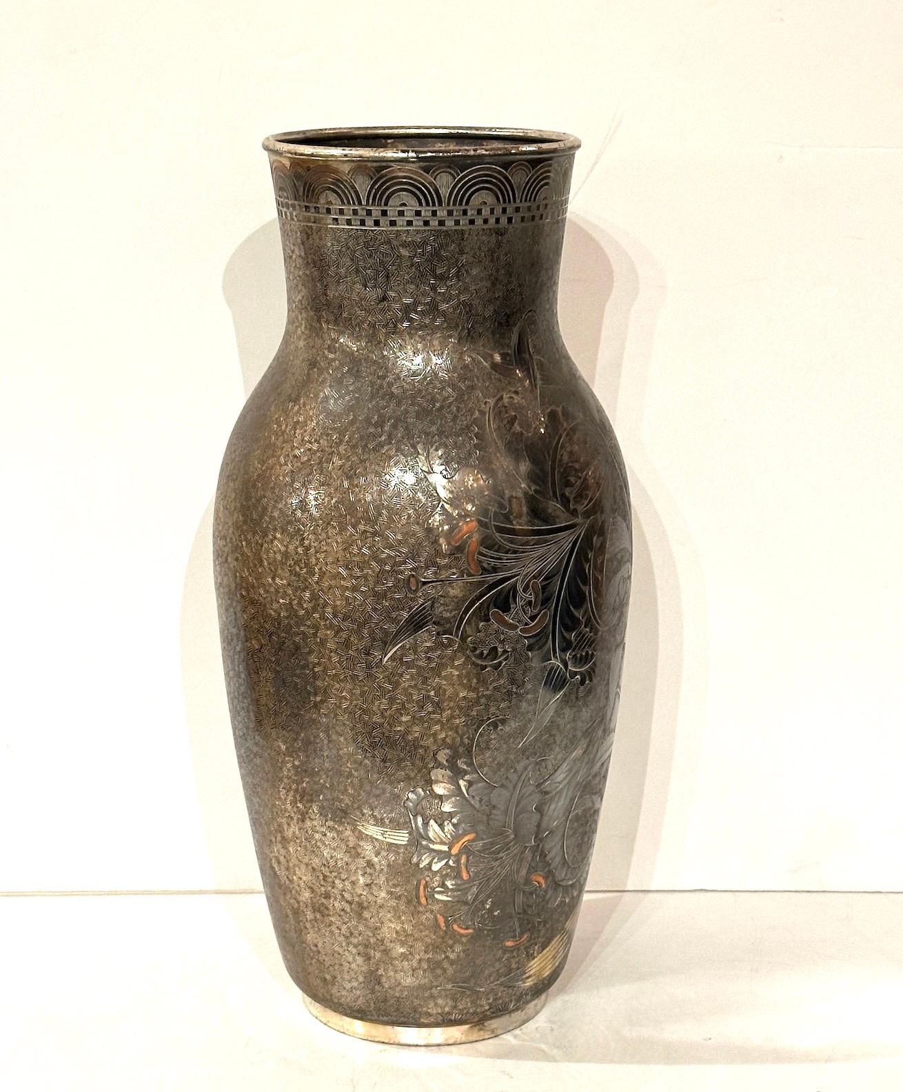 Paire de vases gravés en métal argenté transformés en lampes en vente 4