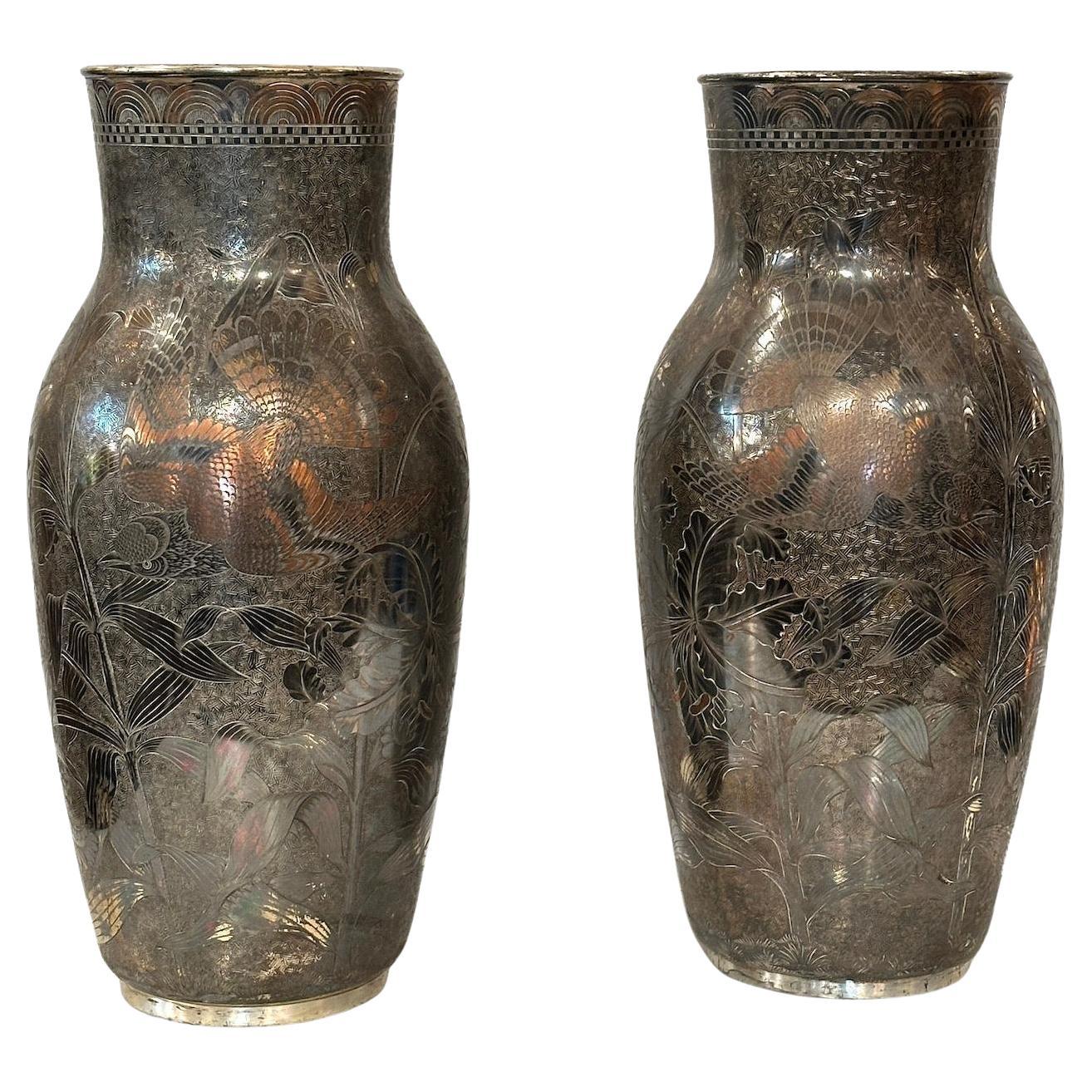 Buriné Paire de vases gravés en métal argenté transformés en lampes en vente