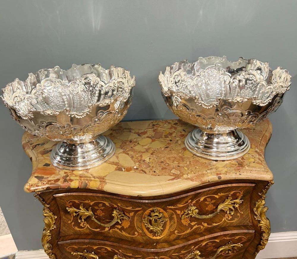 Magnifique paire de bols à punch rococo en argent dans le style victorien
Les dessins et l'ornementation sont très détaillés, comme l'illustrent les photos.
Motifs complexes de coquillages, motifs ciselés à la main, arabesques florales : un vrai