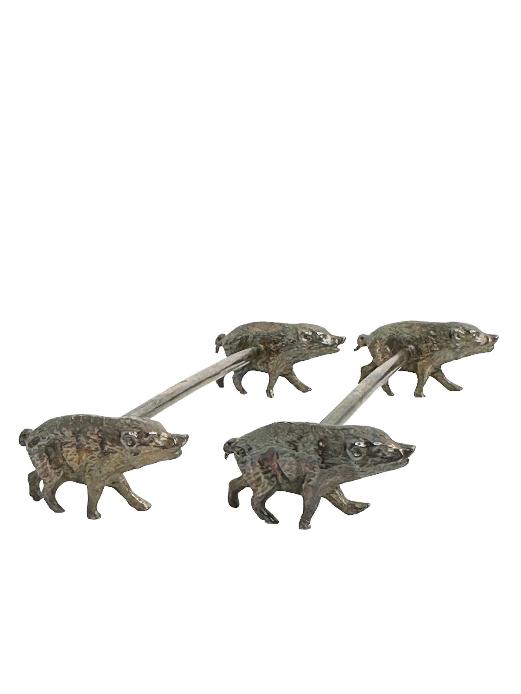 Ensemble de deux porte-couteaux figuratifs en argent plaqué en forme d'animaux, vers les années 1890, européen. Une belle addition à chaque table ou simplement pour votre collection. Terni et belle patine, mais cela est ancien et donne à cette pièce