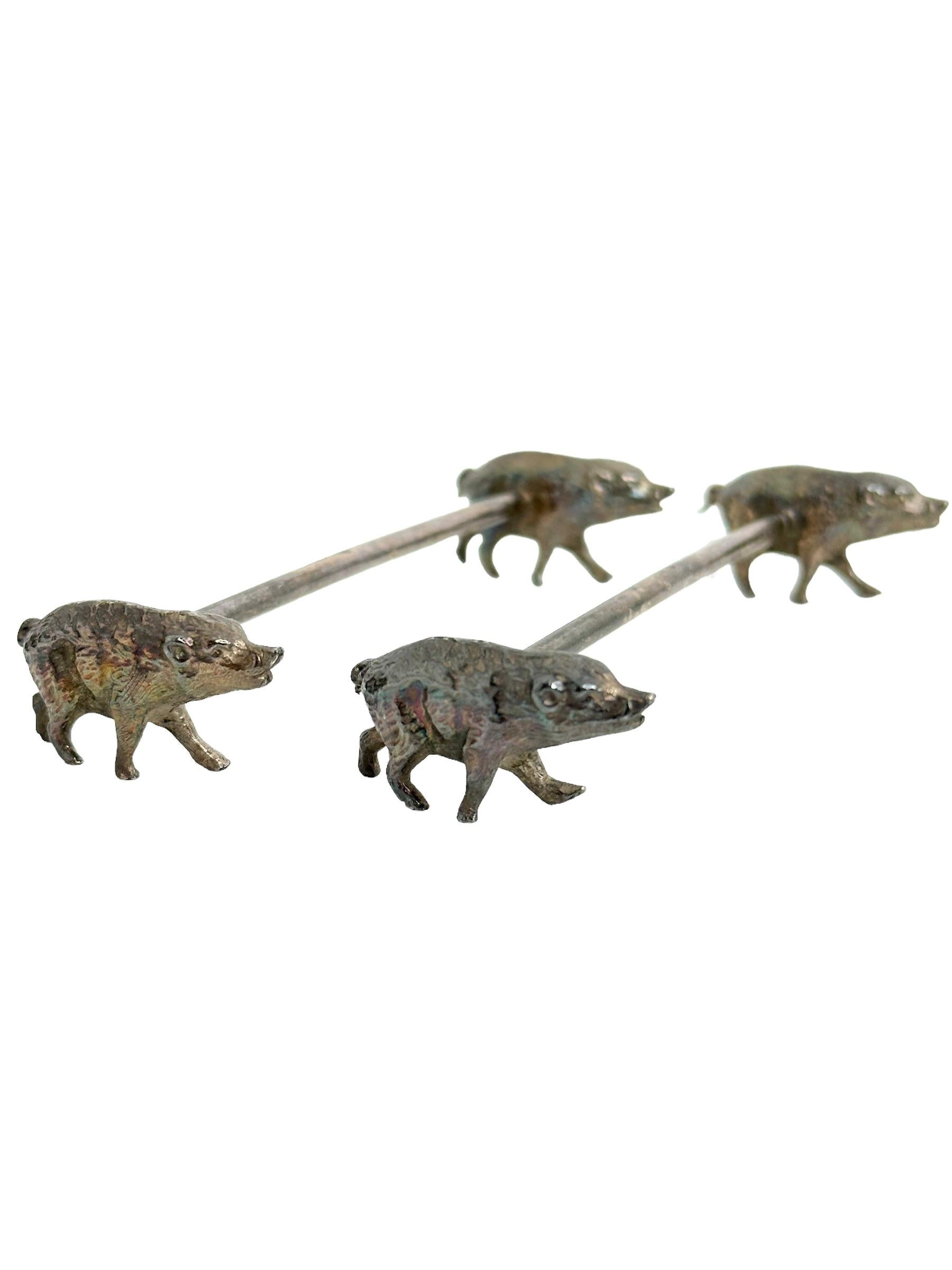Autrichien Paire de porte-couteaux à motif animal en métal argenté, Autriche, 19e siècle en vente