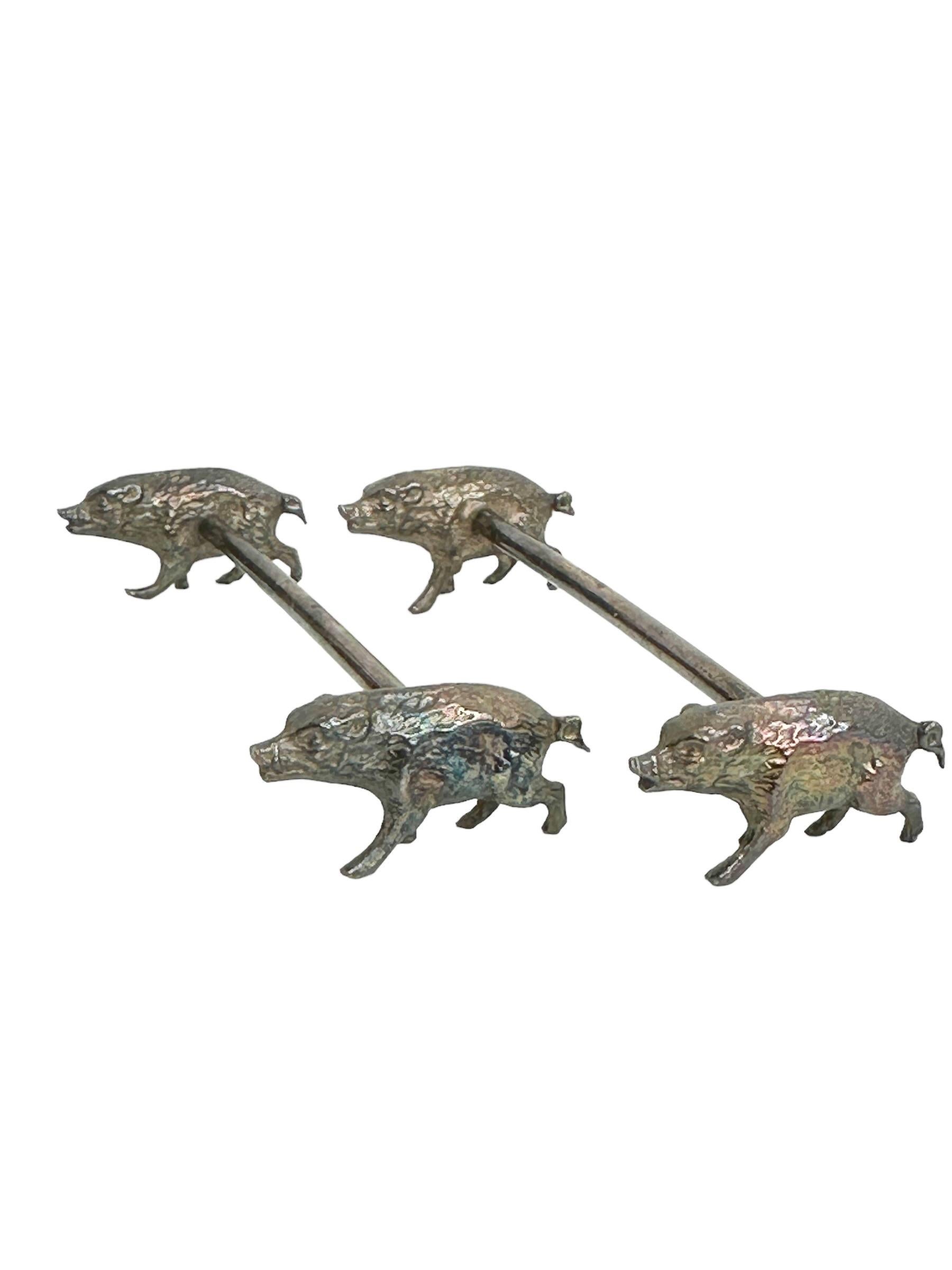 Argenté Paire de porte-couteaux à motif animal en métal argenté, Autriche, 19e siècle en vente