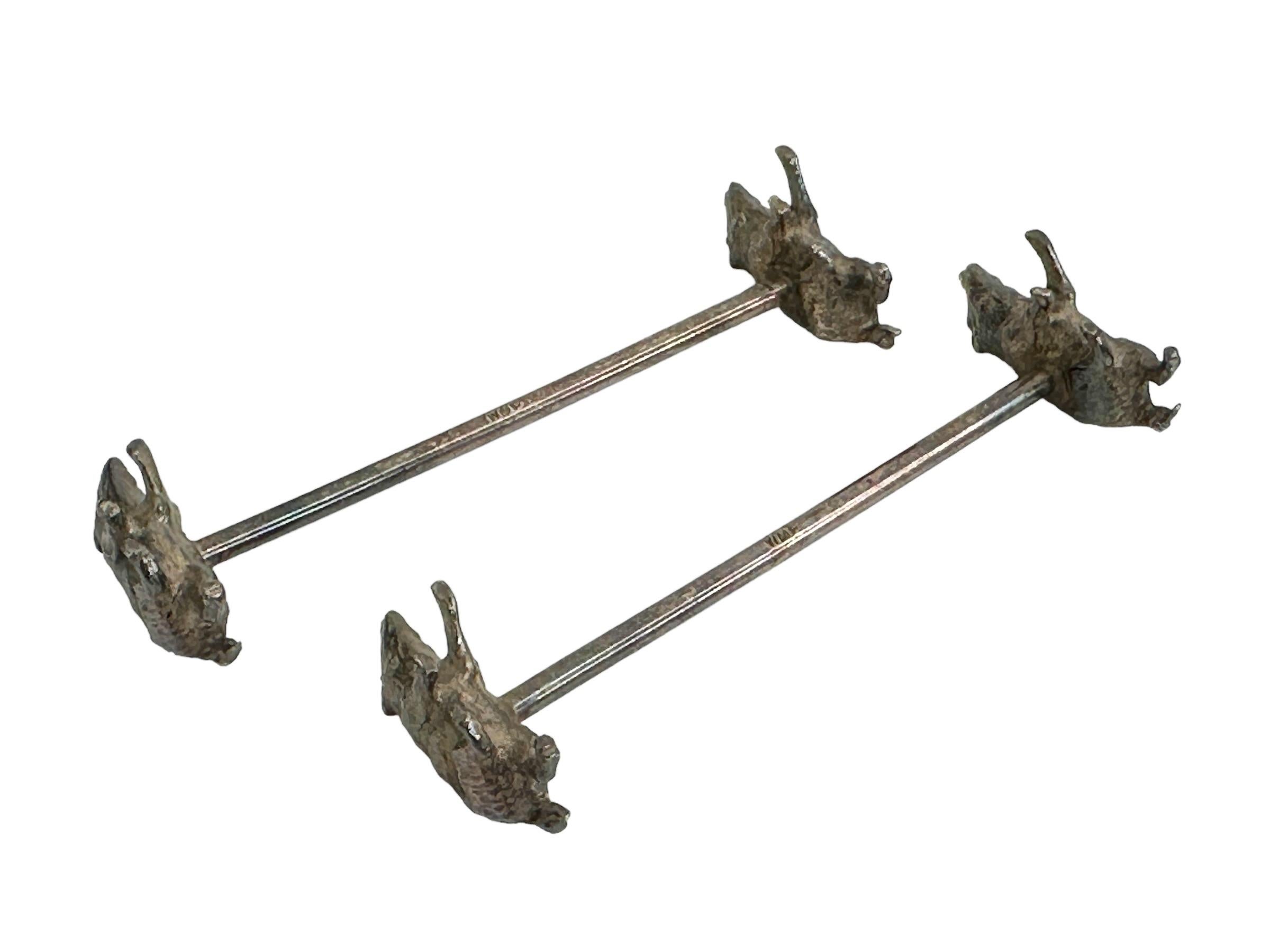Métal Paire de porte-couteaux à motif animal en métal argenté, Autriche, 19e siècle en vente