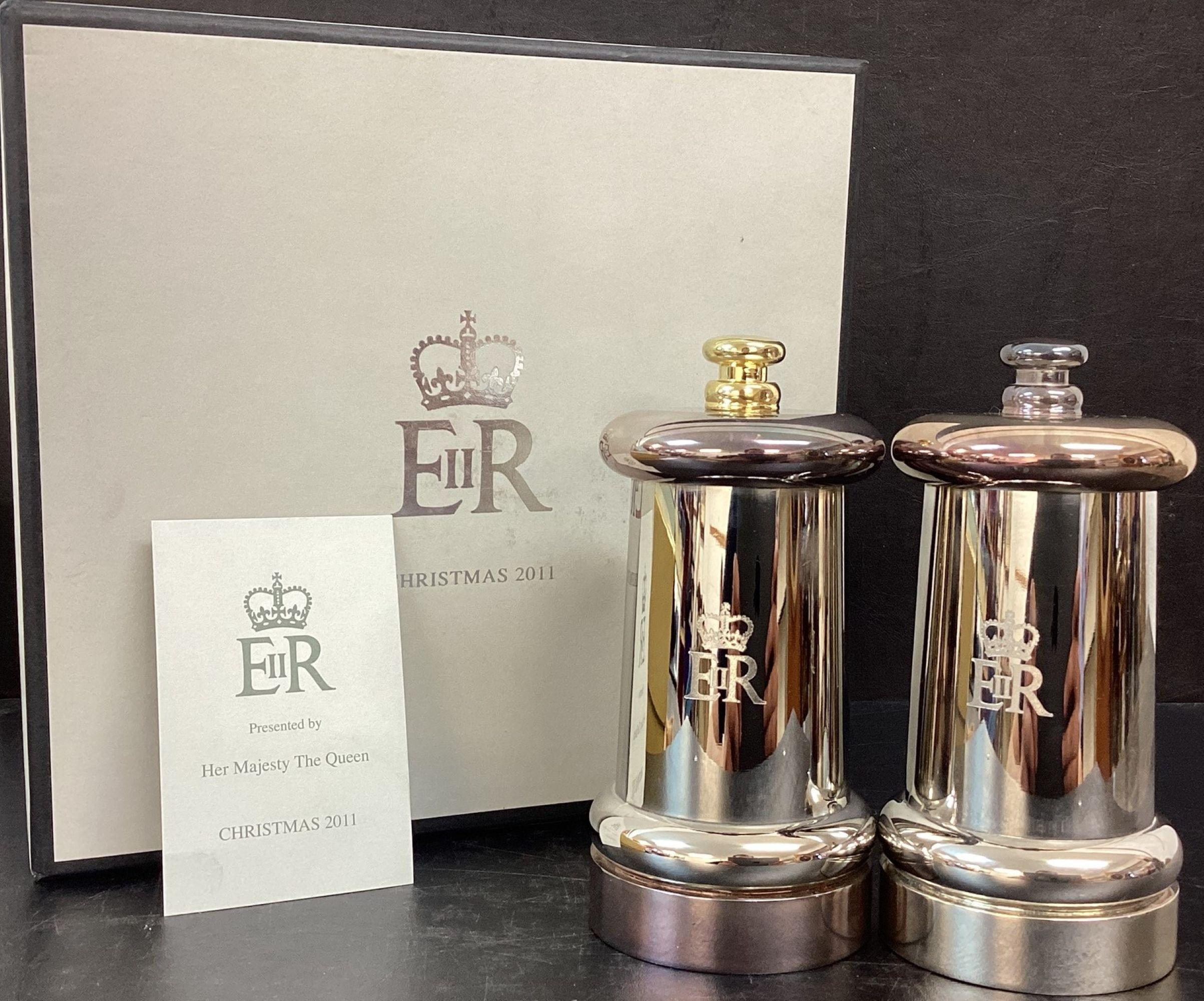 par de molinillos de sal y pimienta plateados Regalo de la Casa Real Reina Isabel II Británico en venta