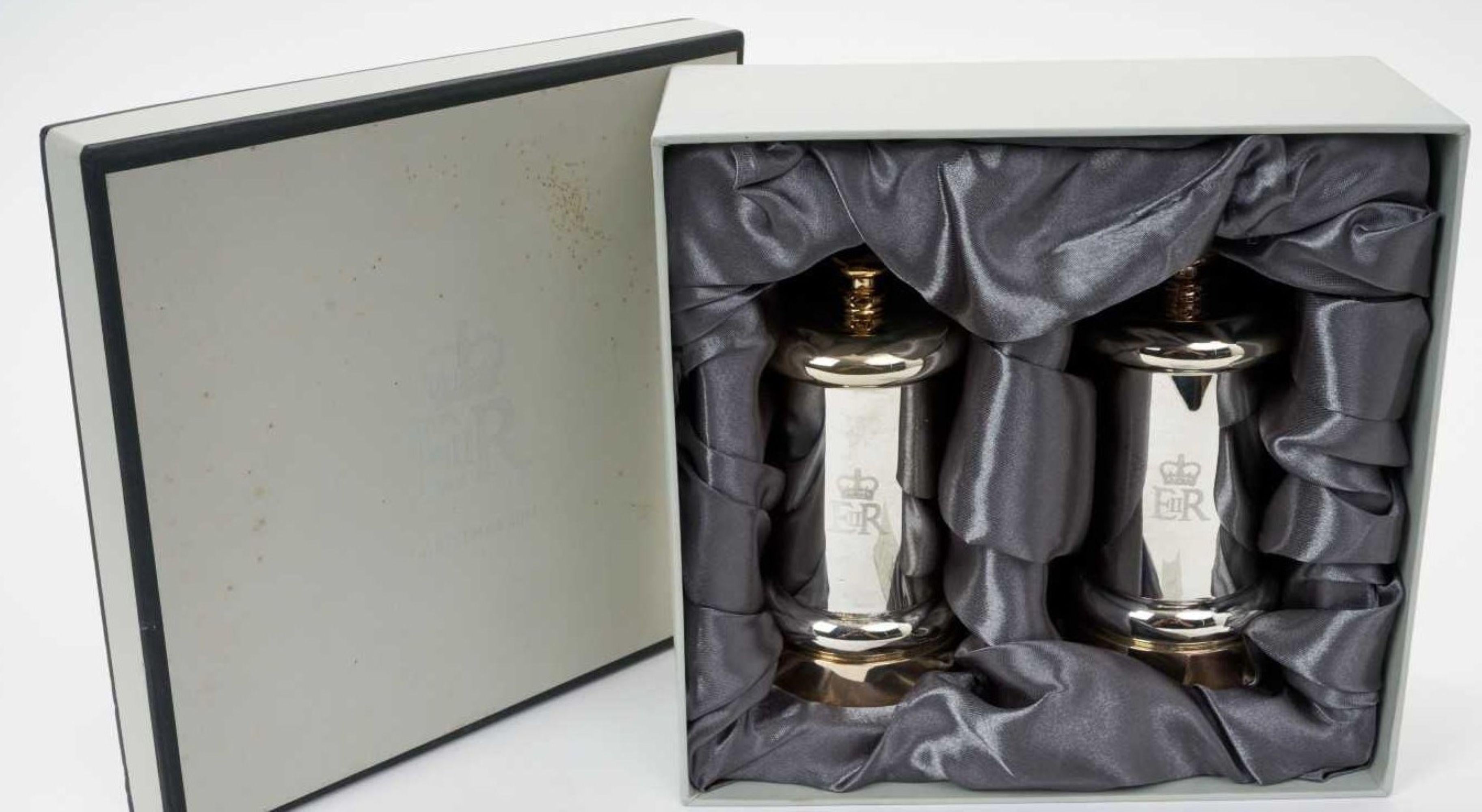 par de molinillos de sal y pimienta plateados Regalo de la Casa Real Reina Isabel II Siglo XXI y contemporáneo en venta
