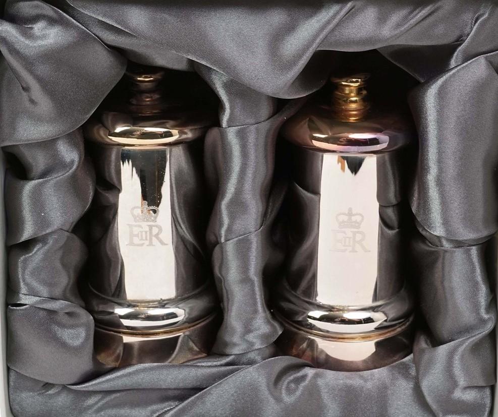 par de molinillos de sal y pimienta plateados Regalo de la Casa Real Reina Isabel II en venta 2