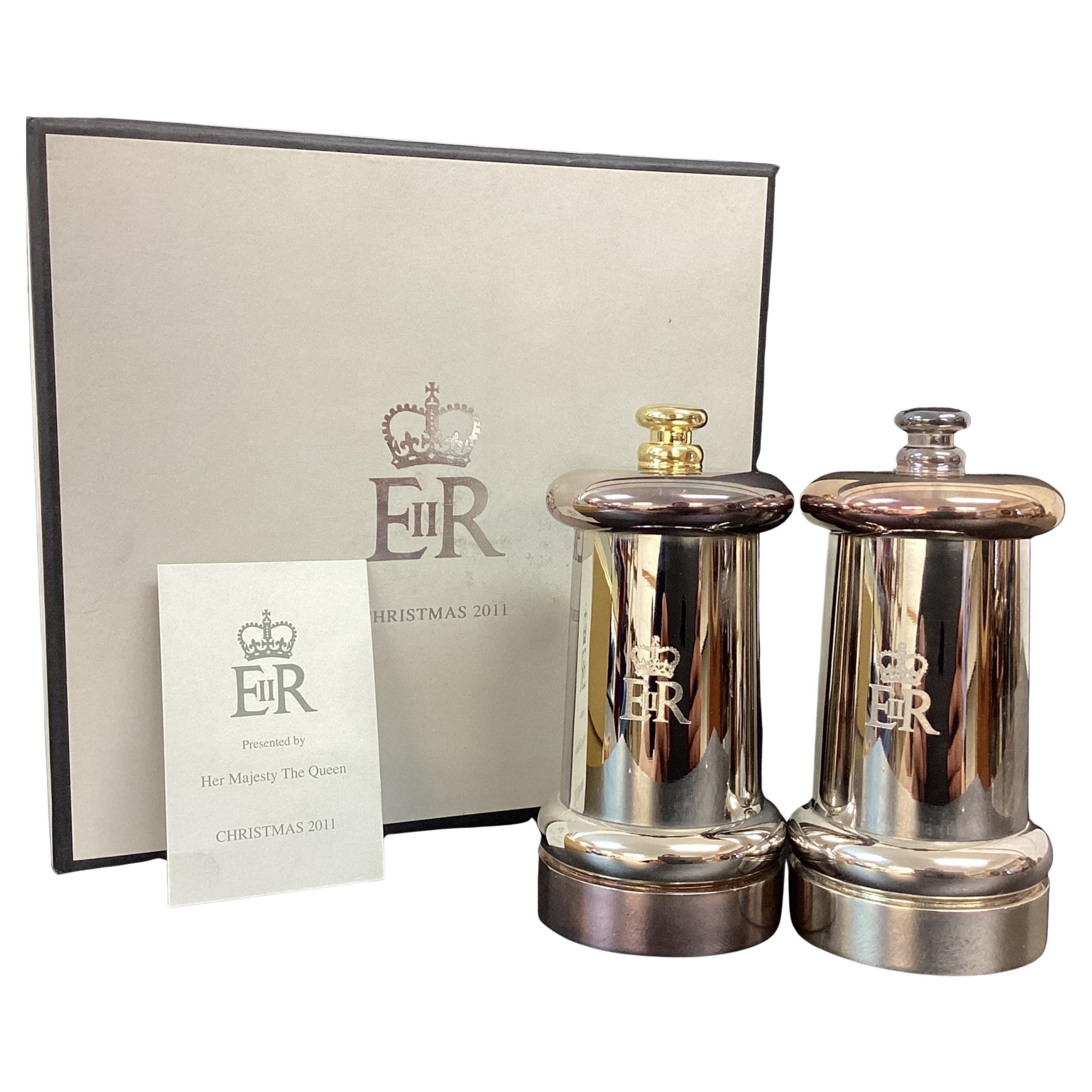 par de molinillos de sal y pimienta plateados Regalo de la Casa Real Reina Isabel II en venta