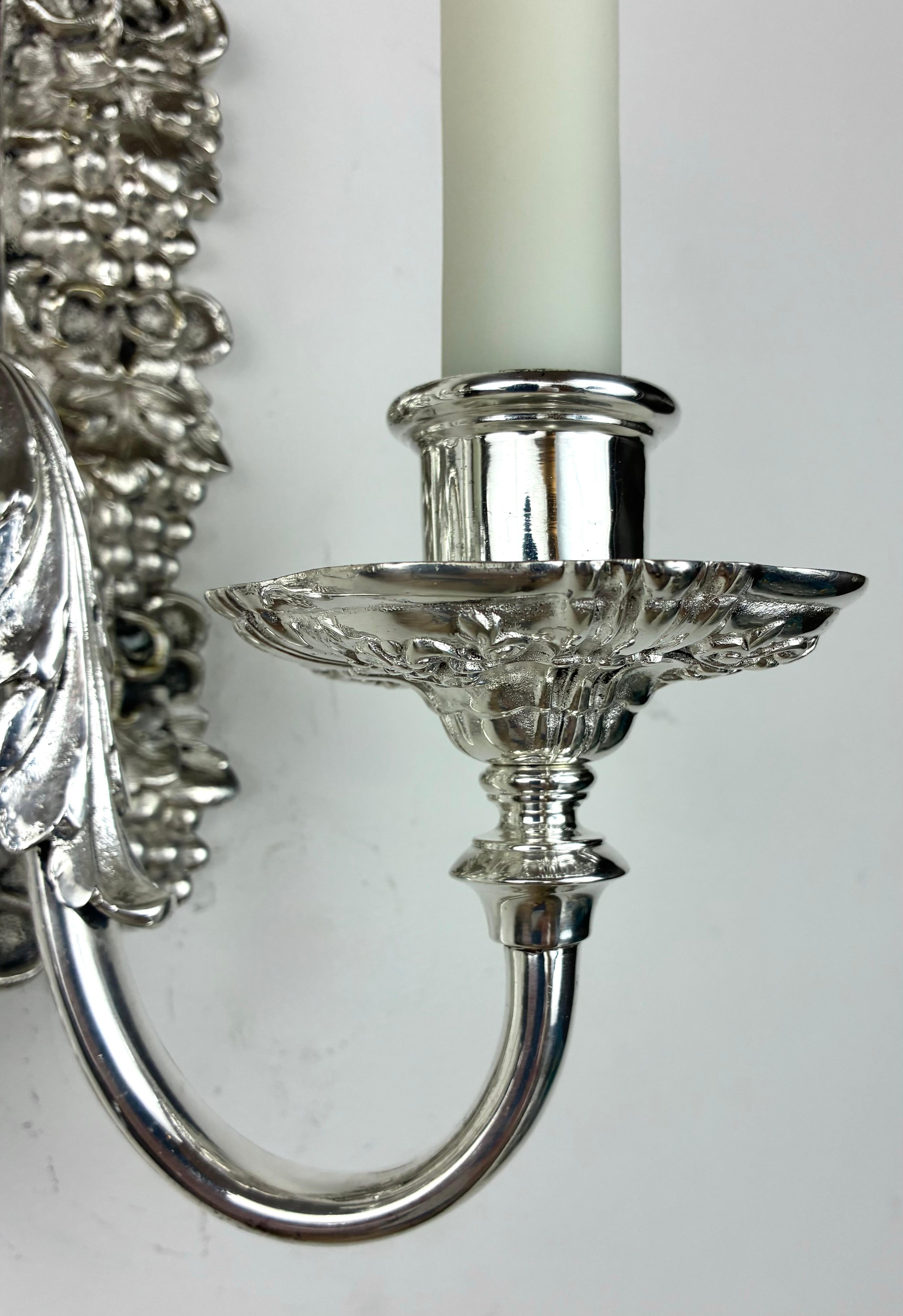 Pareja de apliques de bronce plateado y motivos vintage de E. F. Caldwell Georgiano en venta