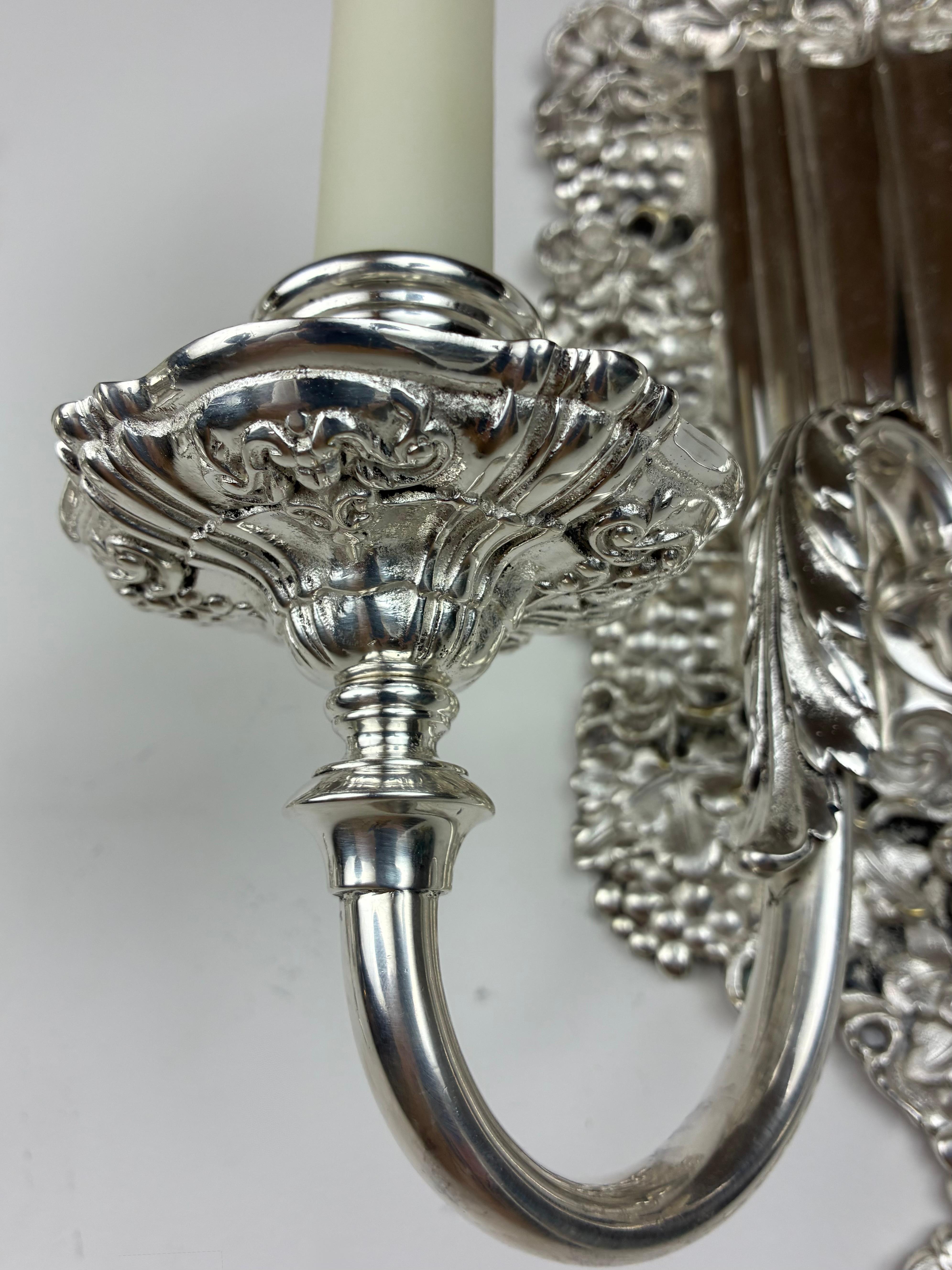 Pareja de apliques de bronce plateado y motivos vintage de E. F. Caldwell Plateado en venta