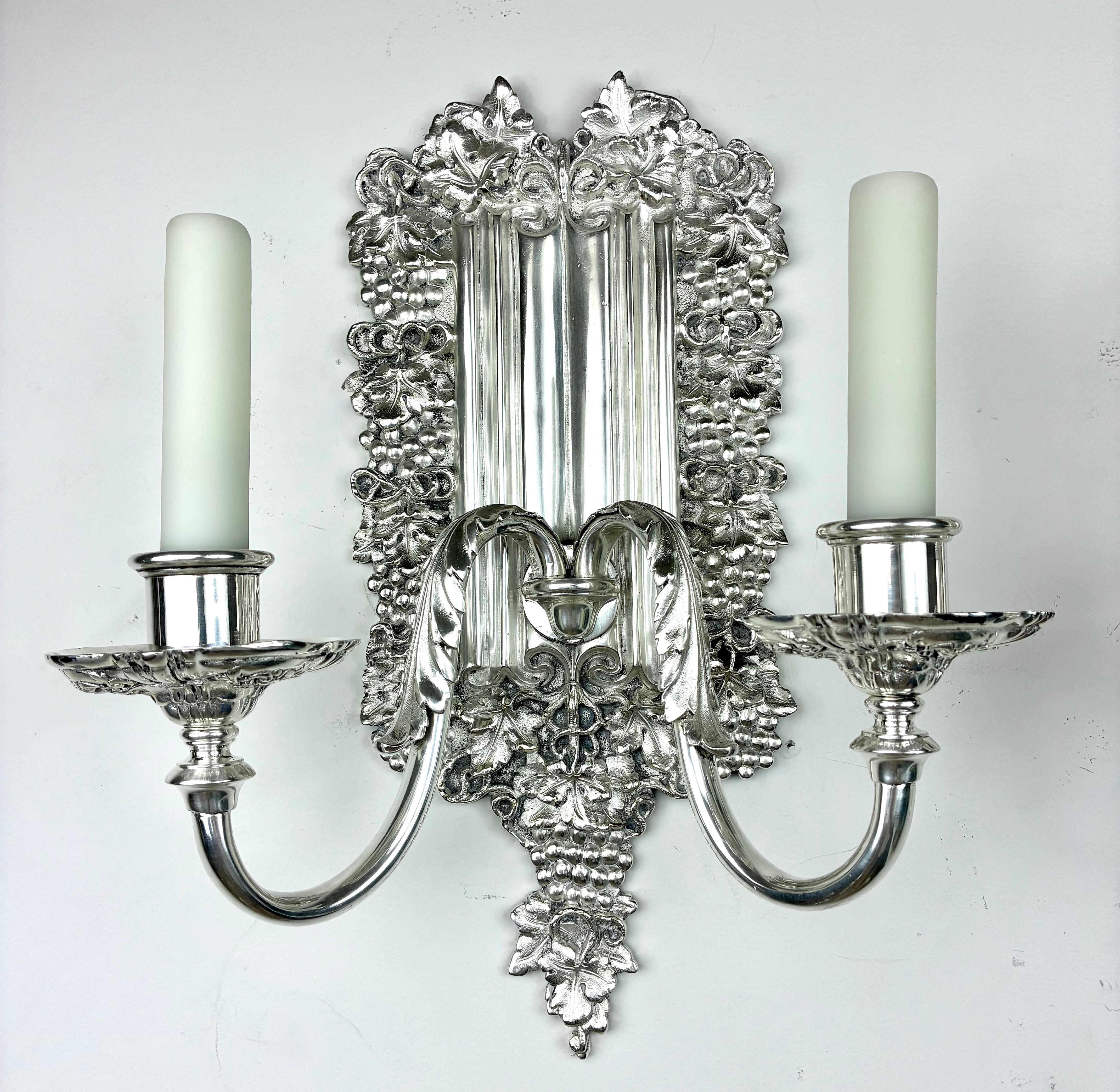 Pareja de apliques de bronce plateado y motivos vintage de E. F. Caldwell en Bueno estado para la venta en Pittsburgh, PA