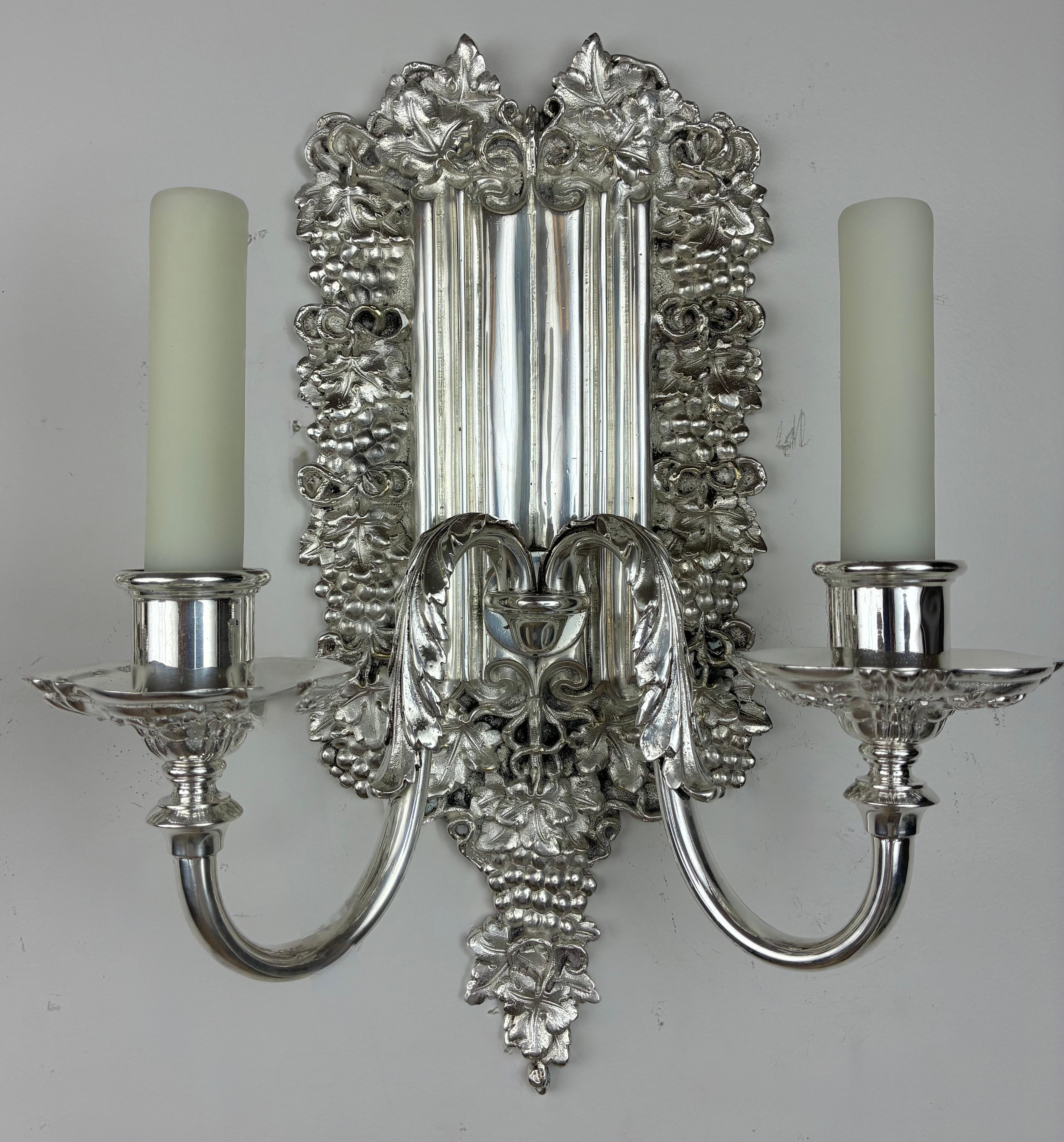 Pareja de apliques de bronce plateado y motivos vintage de E. F. Caldwell siglo XX en venta