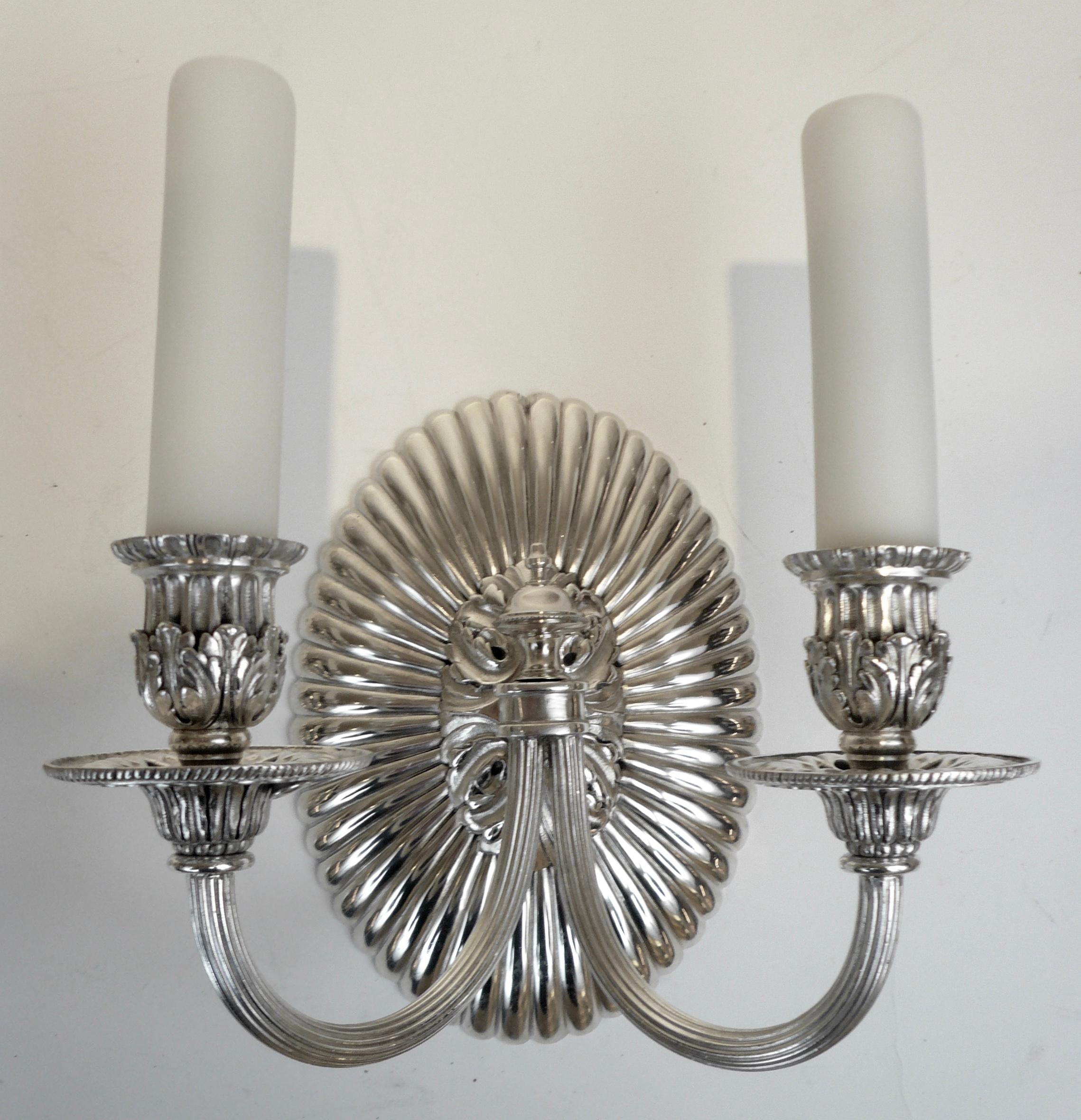 Paire d'appliques à deux lumières ovales à dos ovale en bronze argenté d'E. F. Caldwell en vente 2