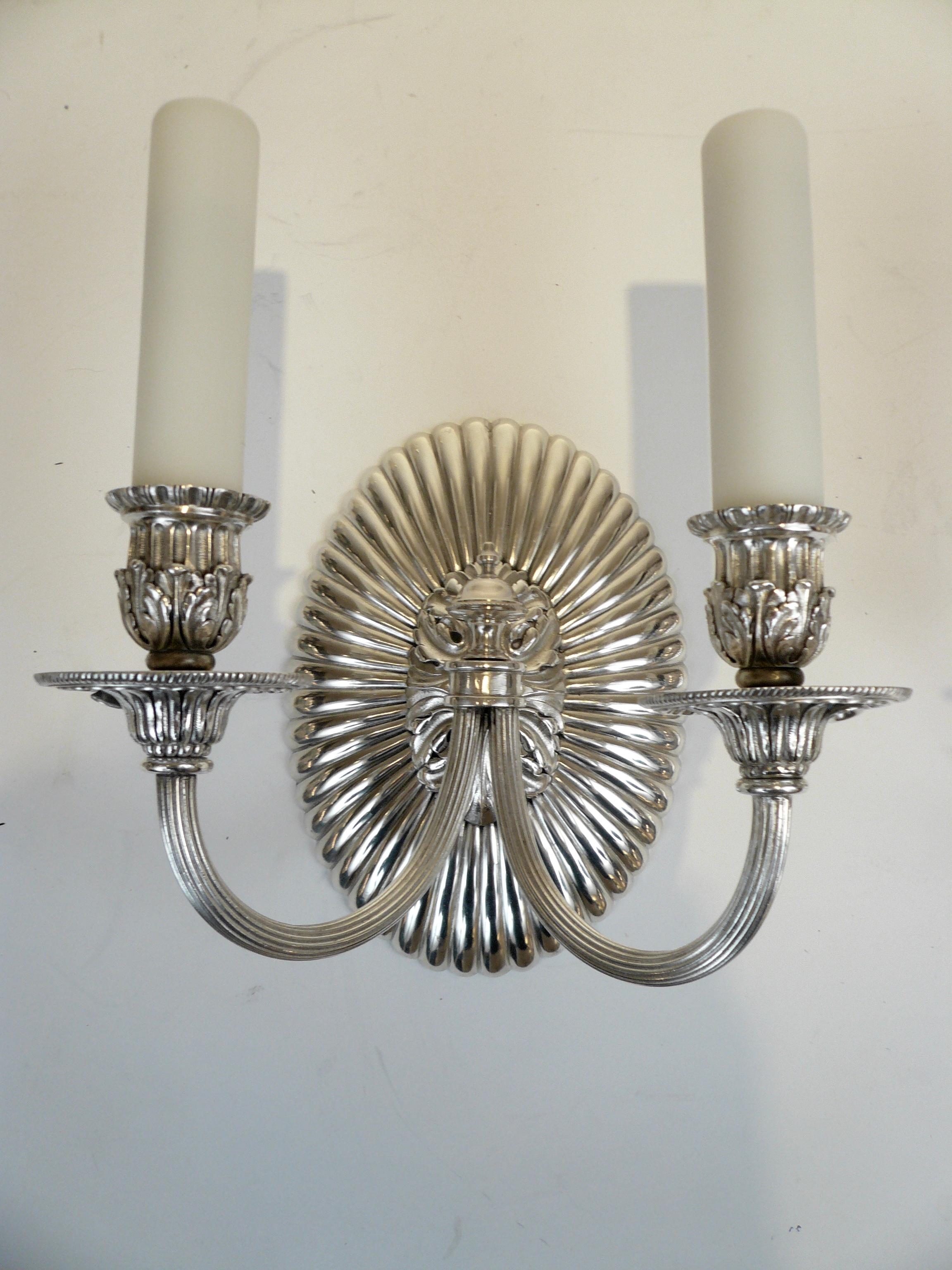 Paire d'appliques à deux lumières ovales à dos ovale en bronze argenté d'E. F. Caldwell en vente 3