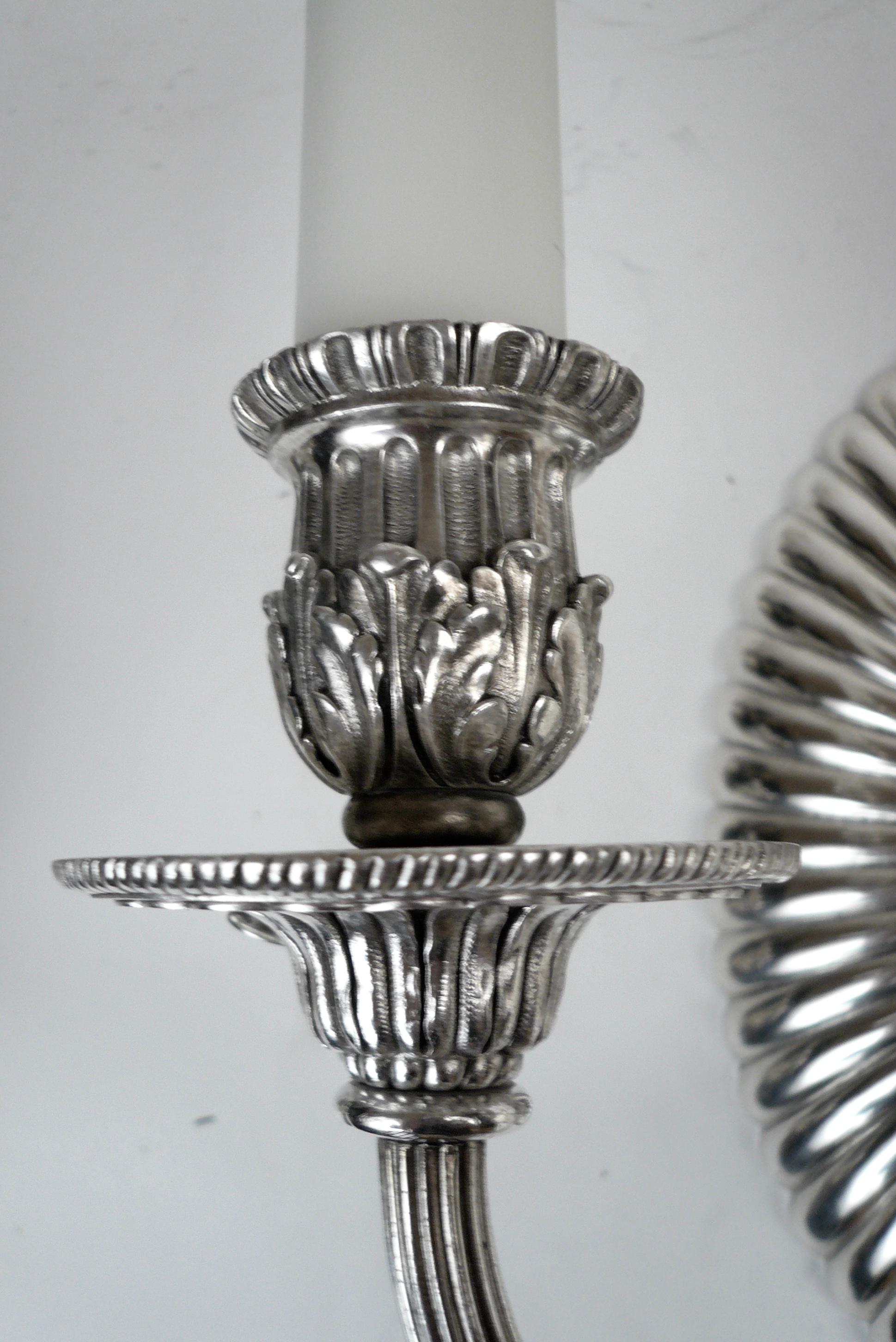 Américain Paire d'appliques à deux lumières ovales à dos ovale en bronze argenté d'E. F. Caldwell en vente