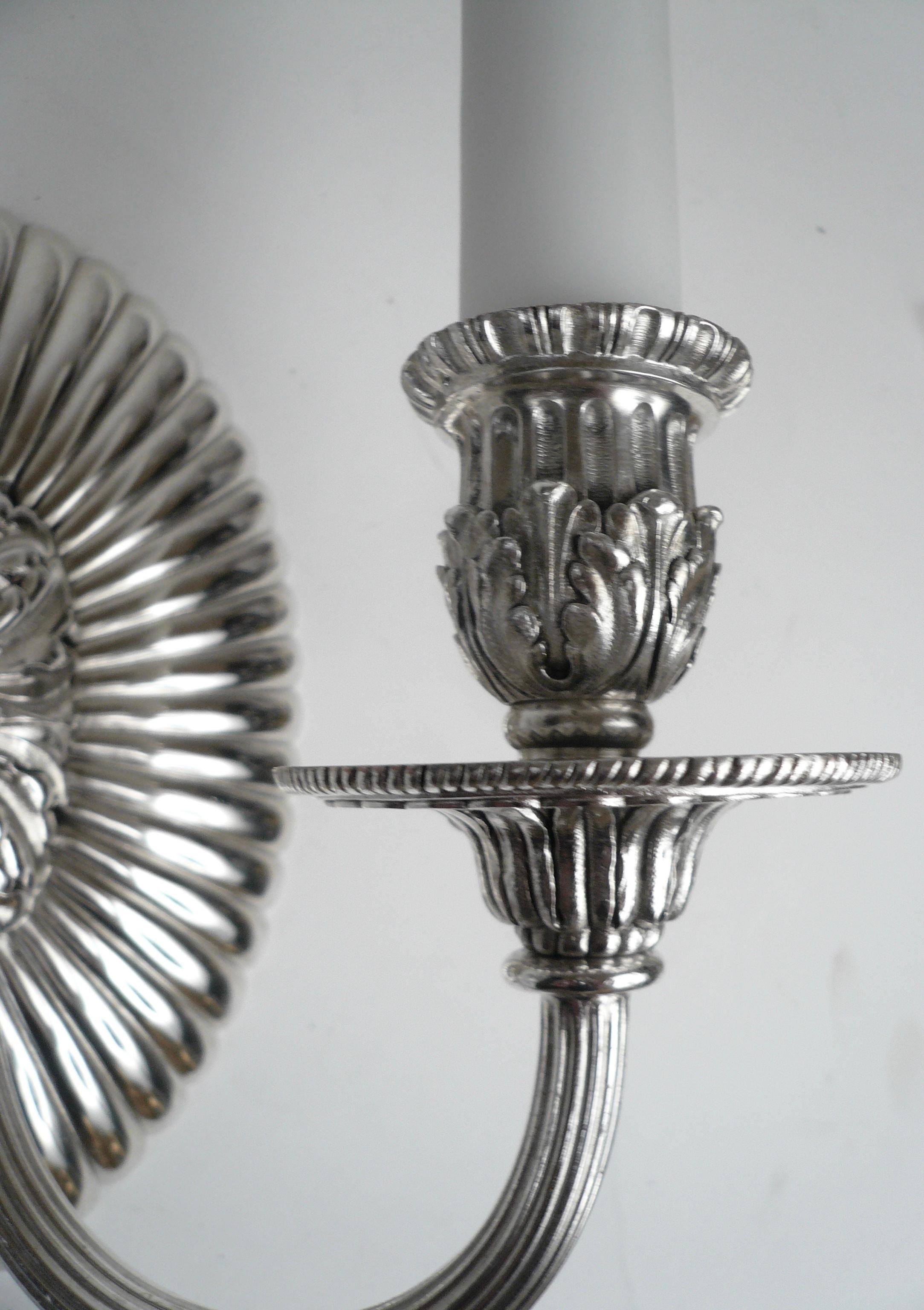 Argenté Paire d'appliques à deux lumières ovales à dos ovale en bronze argenté d'E. F. Caldwell en vente