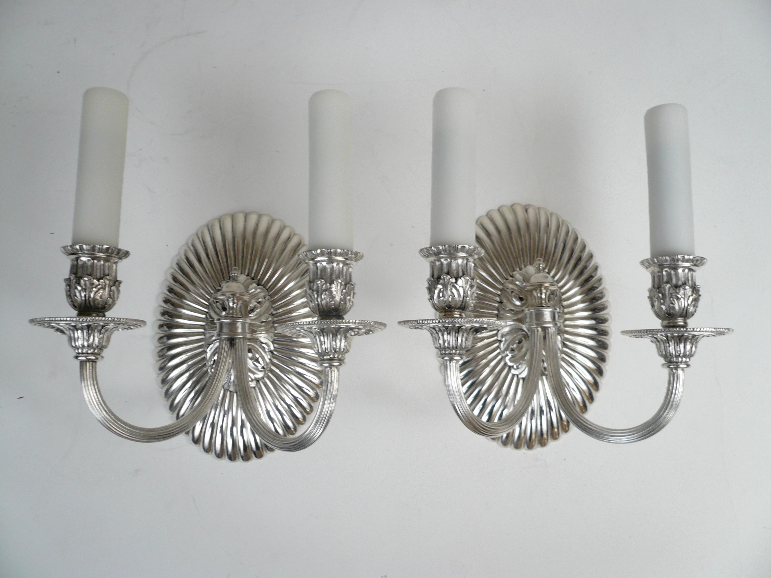 Paire d'appliques à deux lumières ovales à dos ovale en bronze argenté d'E. F. Caldwell en vente 1