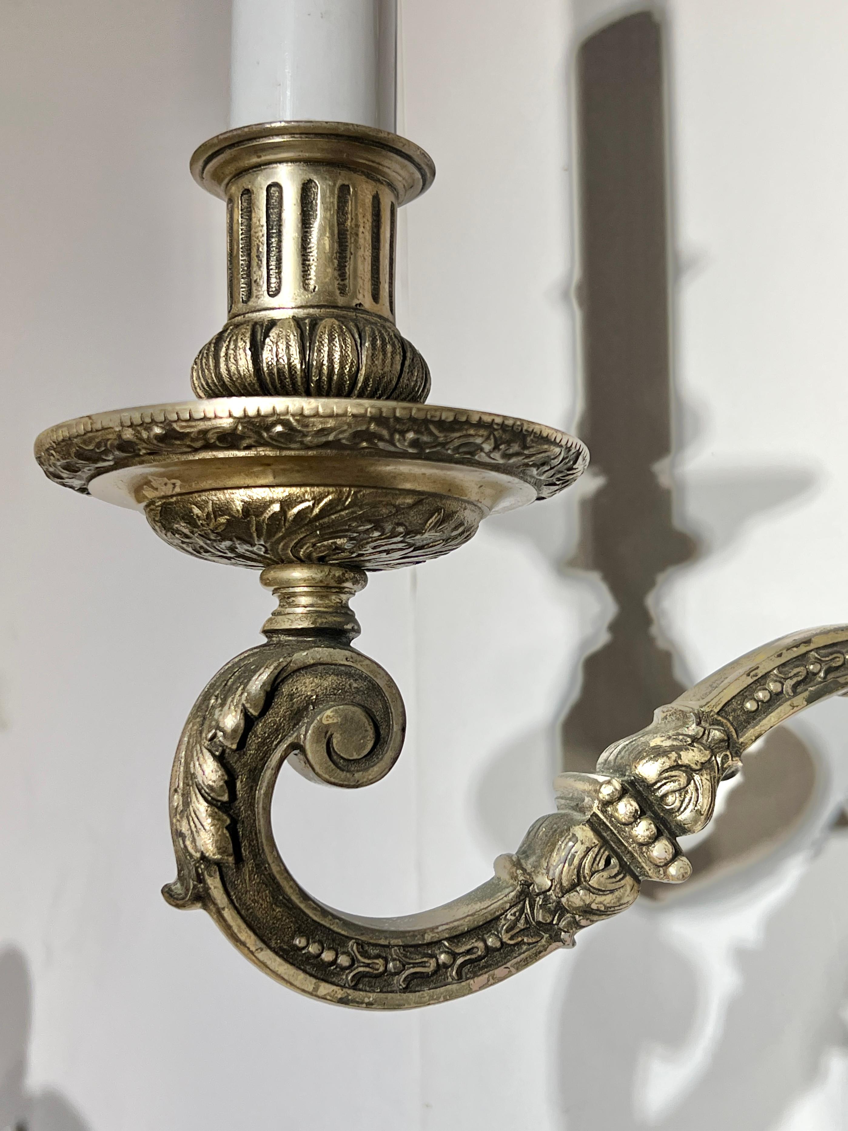 Coppia di lampade da parete a due bracci in metallo argentato attribuite a Caldwell & Co. in vendita 2