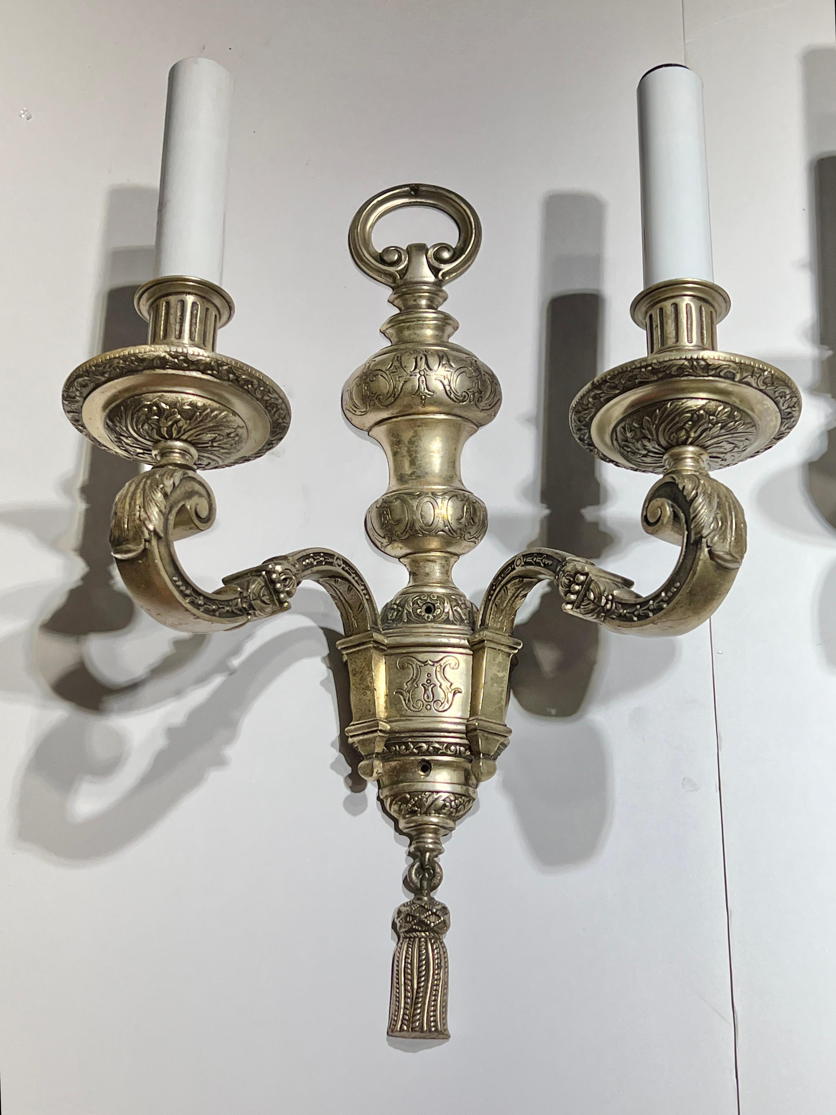Neo-Regency Coppia di lampade da parete a due bracci in metallo argentato attribuite a Caldwell & Co. in vendita