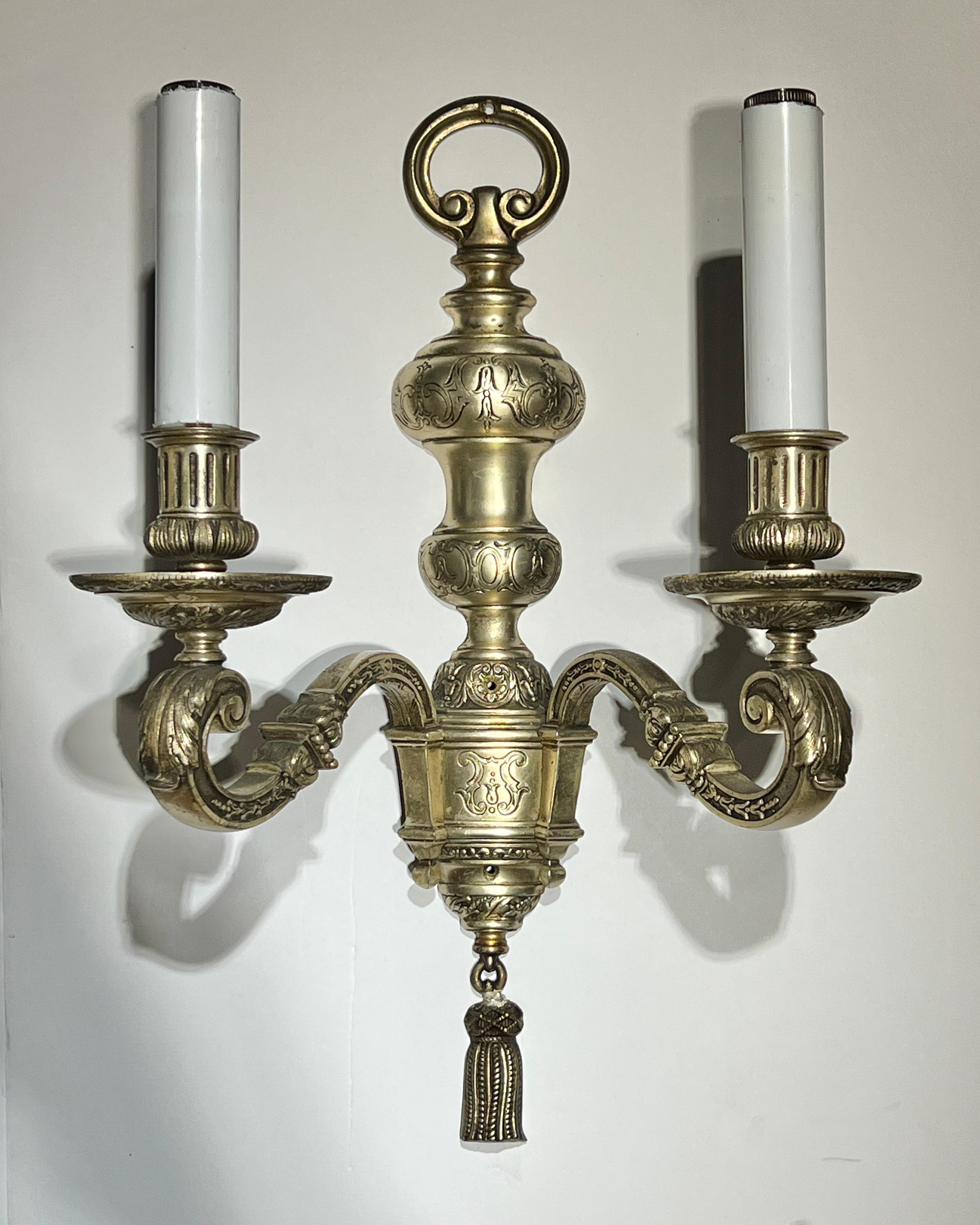 Americano Coppia di lampade da parete a due bracci in metallo argentato attribuite a Caldwell & Co. in vendita