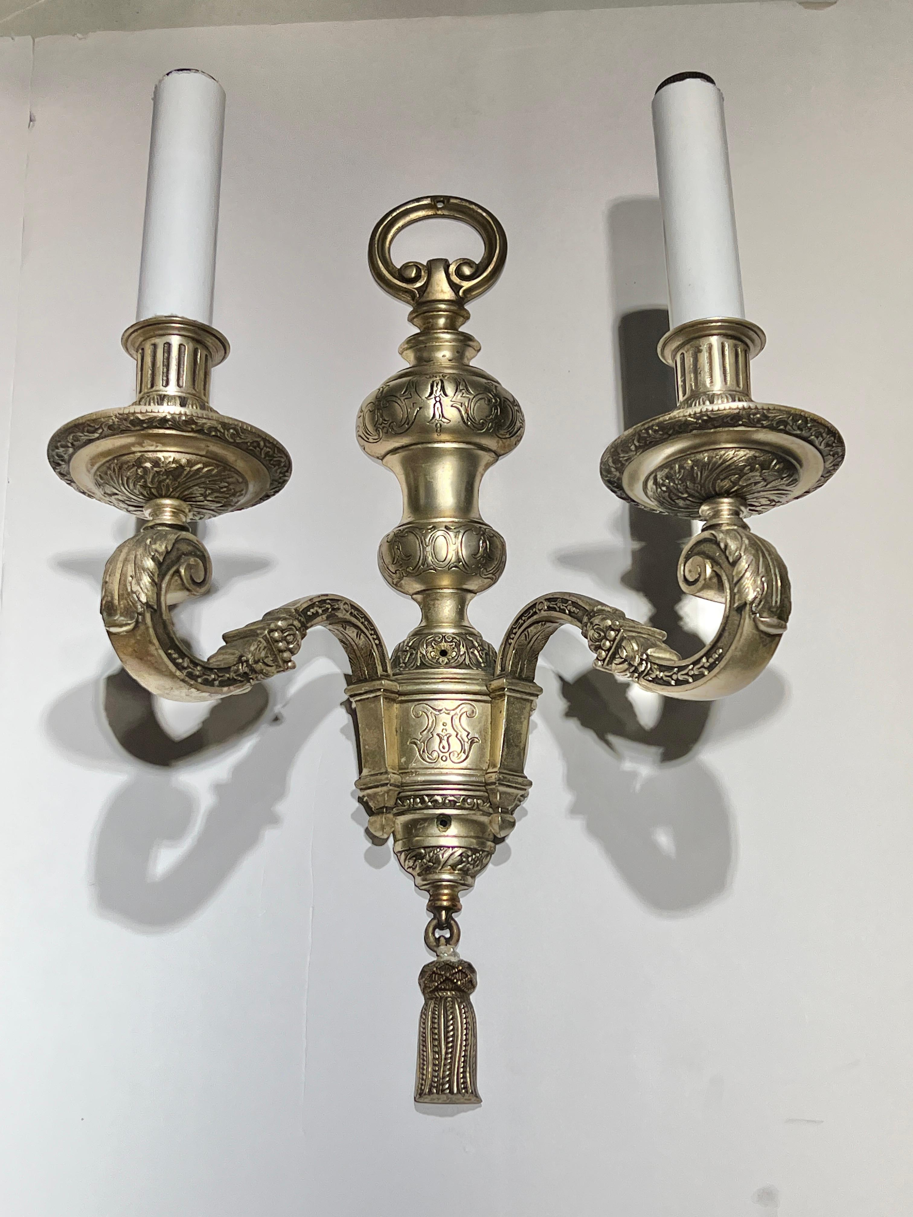 Argentato Coppia di lampade da parete a due bracci in metallo argentato attribuite a Caldwell & Co. in vendita